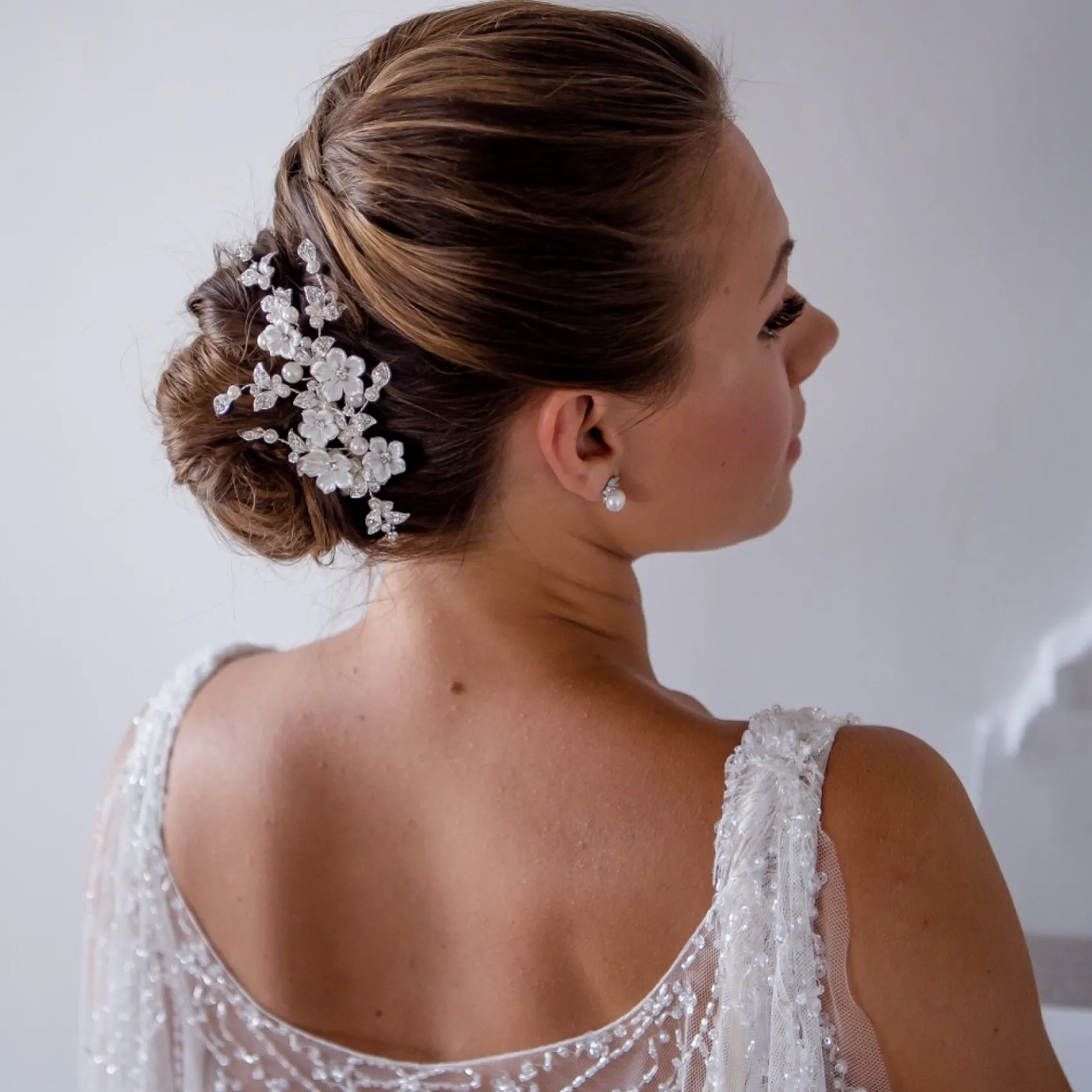 Twilight Designs Magnolia Porzellan Blumen und Kristall Blätter Hochzeit Haarspange* Perlen-haarschmuck | Silberne Haar-accessoires
