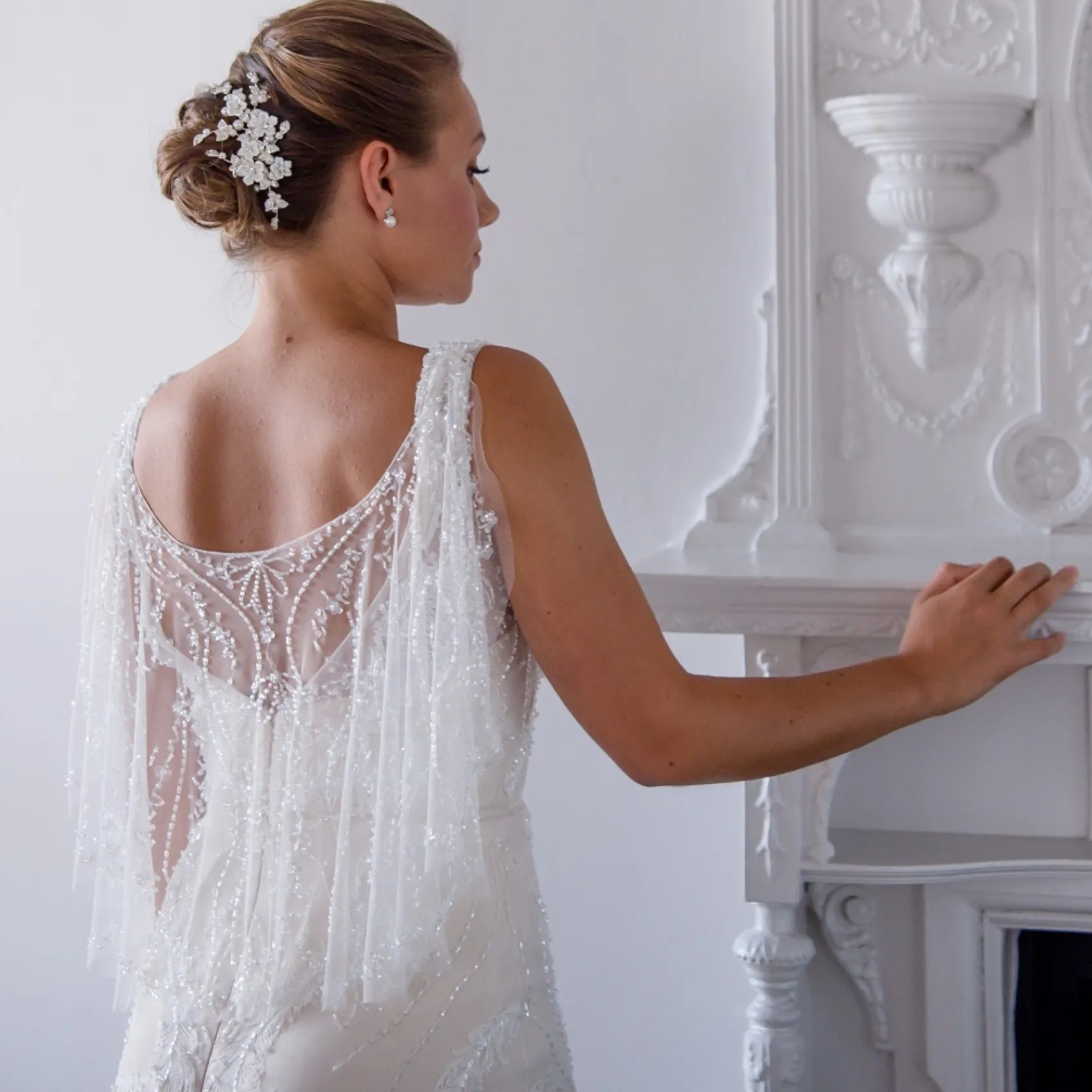 Twilight Designs Magnolia Porzellan Blumen und Kristall Blätter Hochzeit Haarspange* Perlen-haarschmuck | Silberne Haar-accessoires
