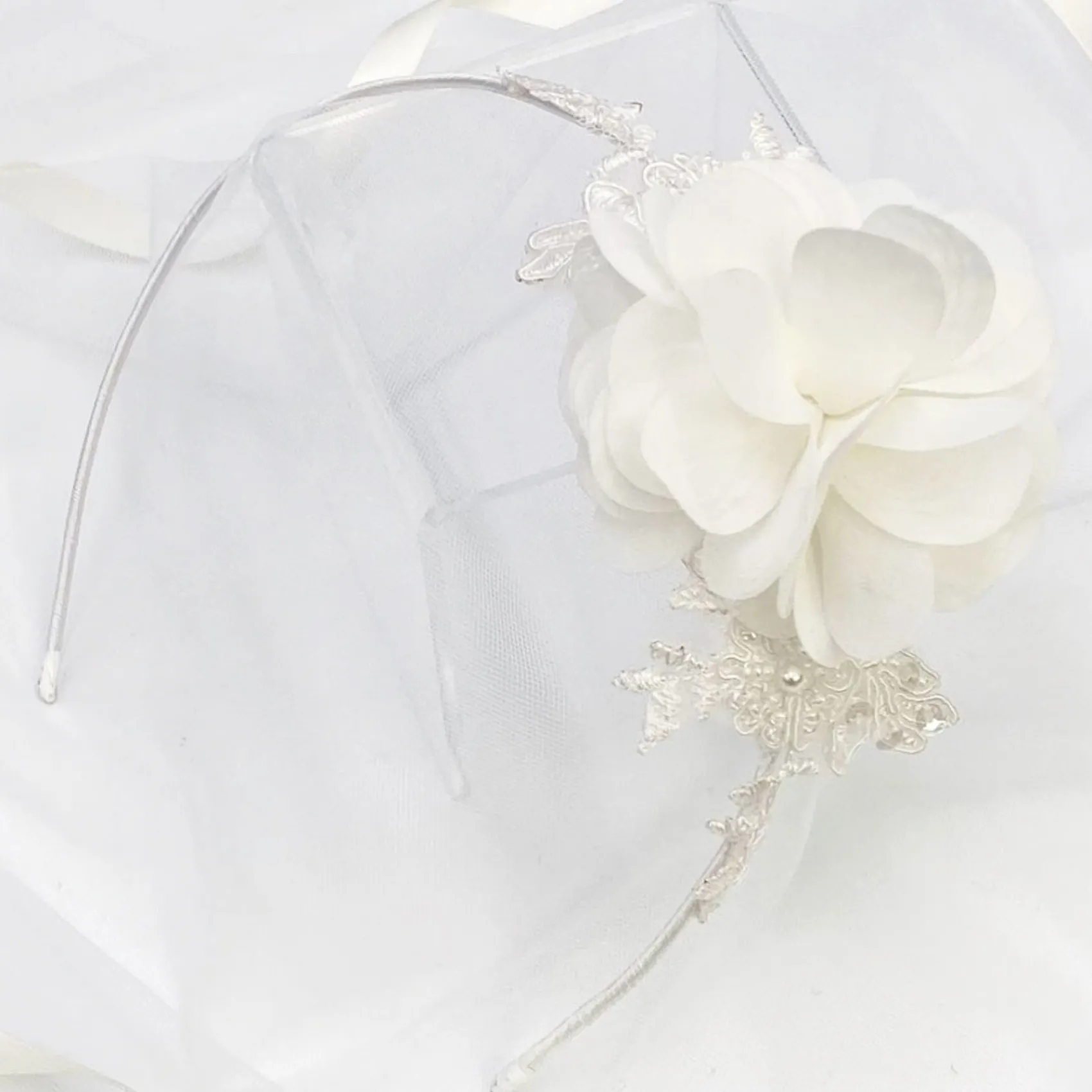 Beads & Beyond Maisie Elfenbein Spitze und Blume Kinder Seite Stirnband* Geschenke Für Blumenmädchen | Haarschmuck Für Blumenmädchen