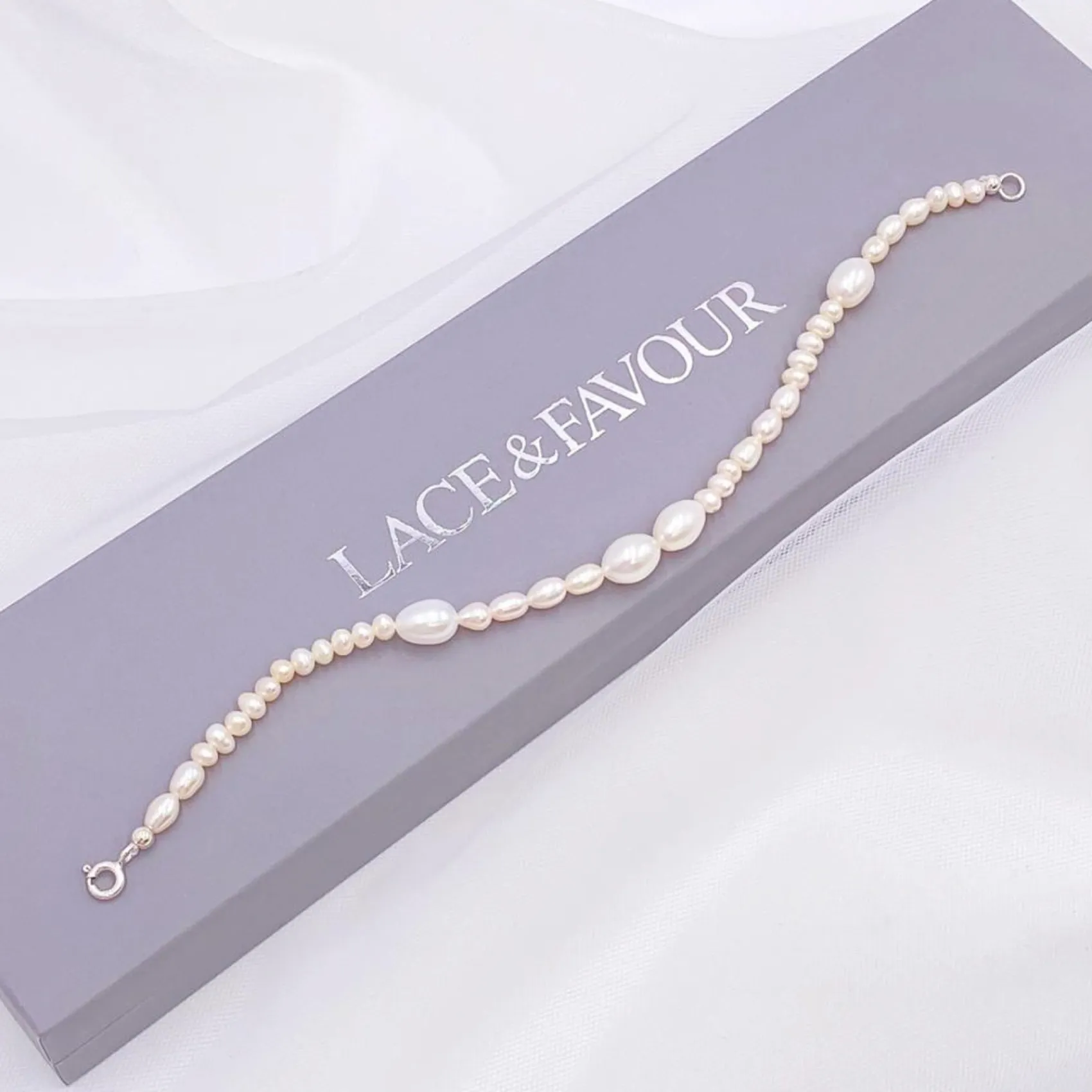 Lace & Favour Miliana Delicate Pearl Wedding Bracelet* Geschenke Für Brautjungfern | Perlen-hochzeitsschmuck