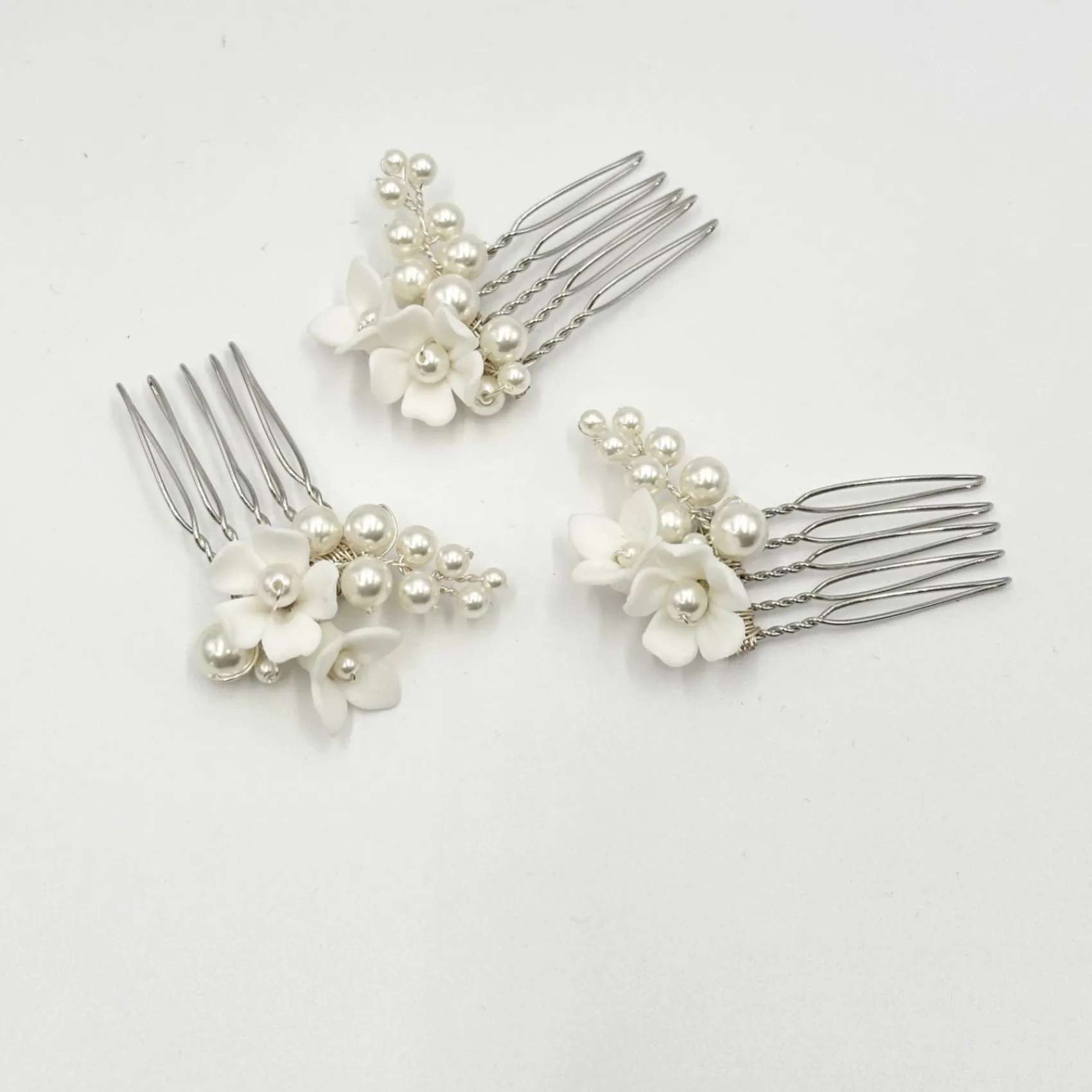 Beads & Beyond Mirabelle 3er Set aus elfenbeinfarbenen Keramikblumen und Perlen Mini-Haarkämme* Perlen-haarschmuck | Silberne Haar-accessoires