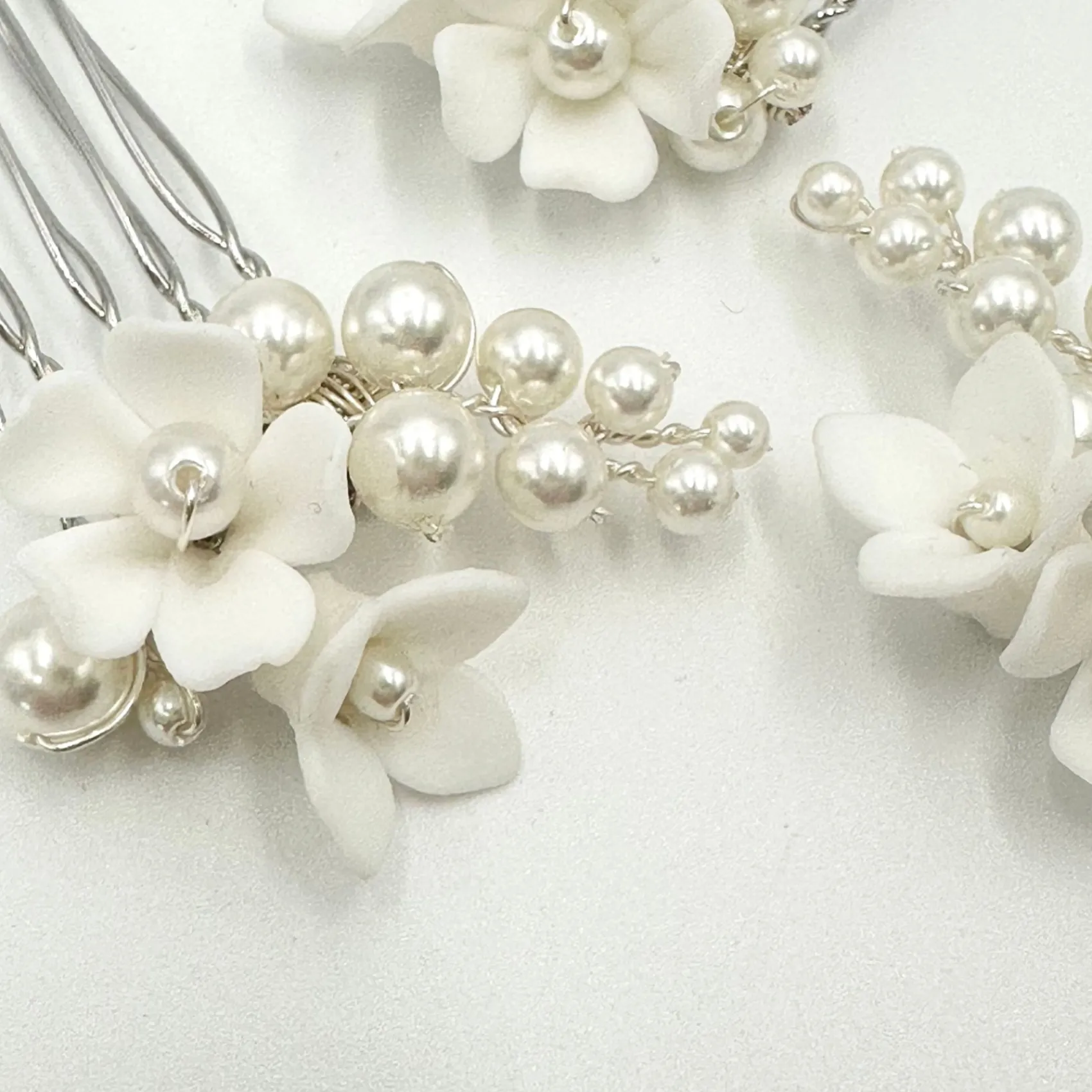 Beads & Beyond Mirabelle 3er Set aus elfenbeinfarbenen Keramikblumen und Perlen Mini-Haarkämme* Perlen-haarschmuck | Silberne Haar-accessoires