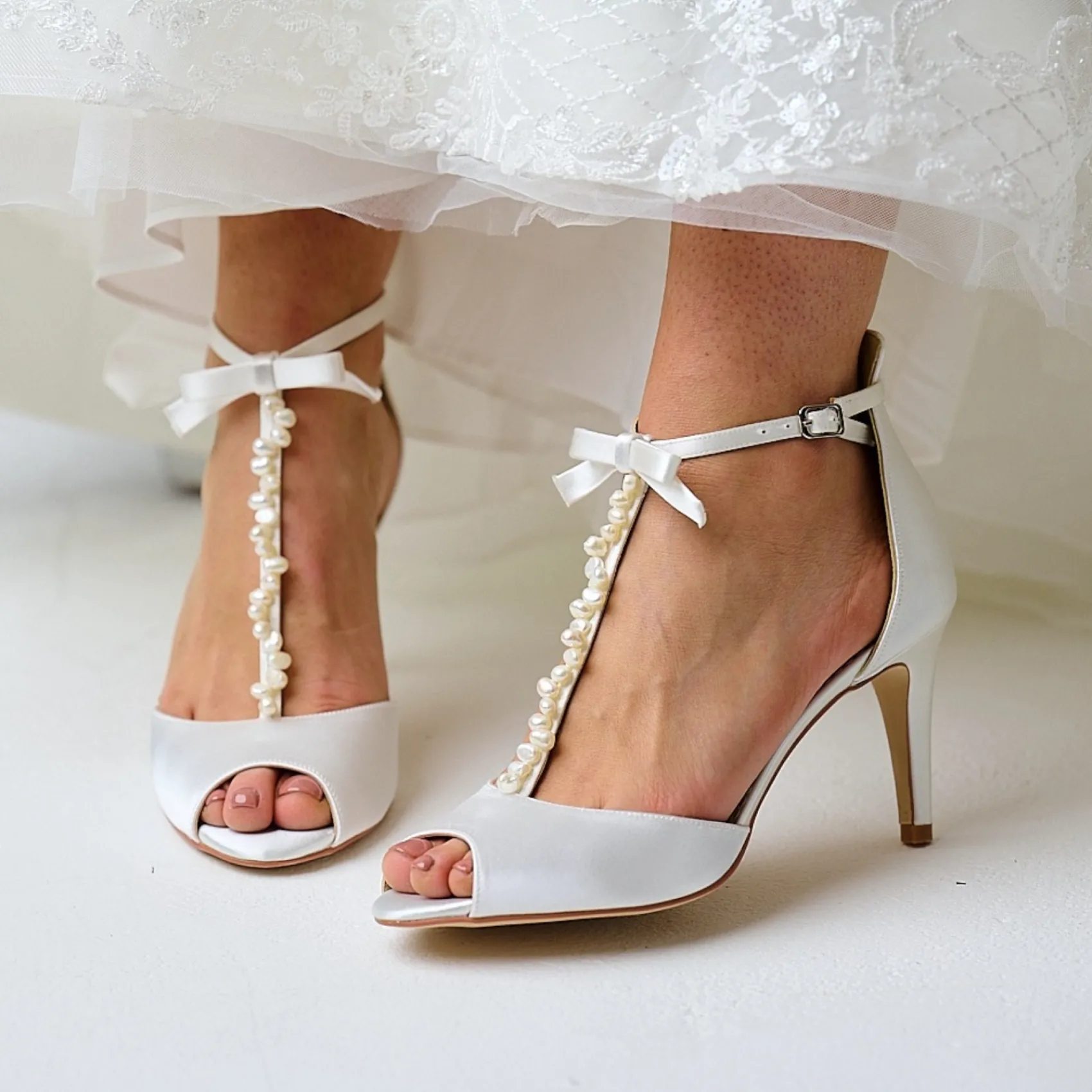 Perfect Bridal Morgan Färbbar Elfenbein Satin Keshi Perle T-Bar Sandalen mit Schleife Detail* Hochzeitsschuhe | Hochhackige Schuhe