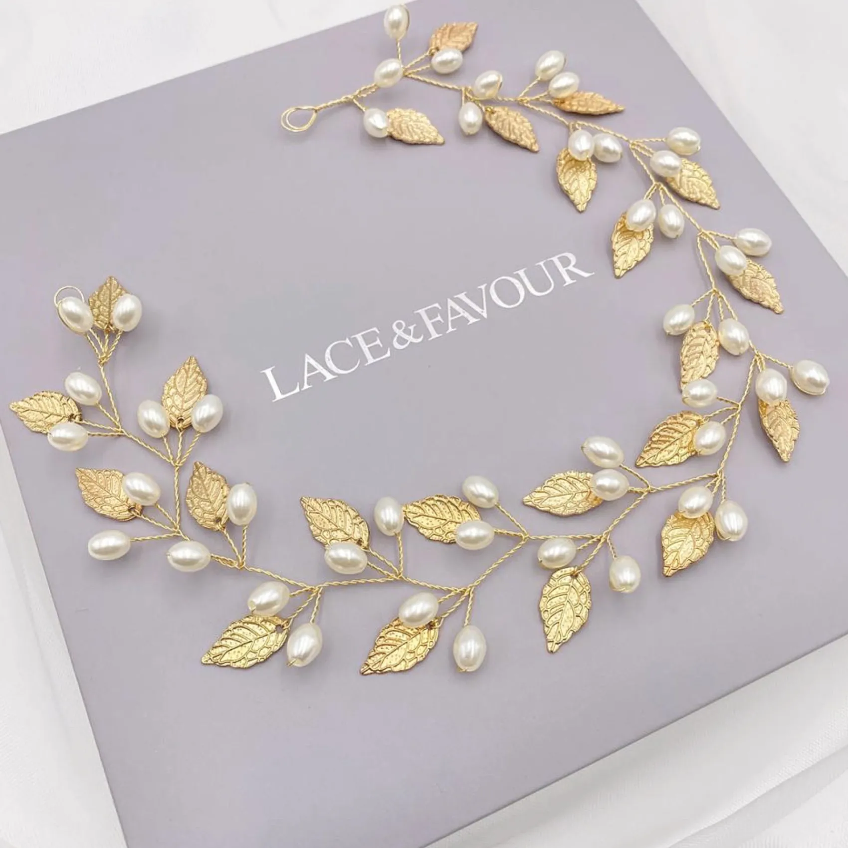 Lace & Favour Oktober Gold Blätter und Perlen Lange Hochzeit Haarsträhne* Perlen-haarschmuck | Gold-haar-accessoires