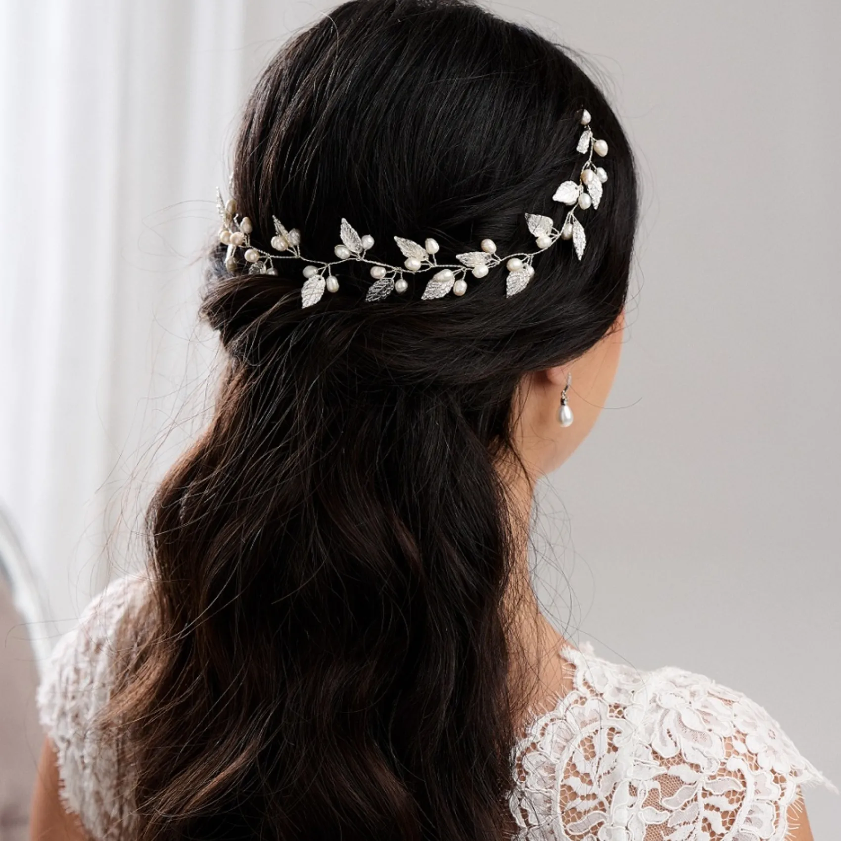 Lace & Favour Oktober Silberne Blätter und Perlen Lange Hochzeits-Haarschleife* Perlen-haarschmuck | Silberne Haar-accessoires