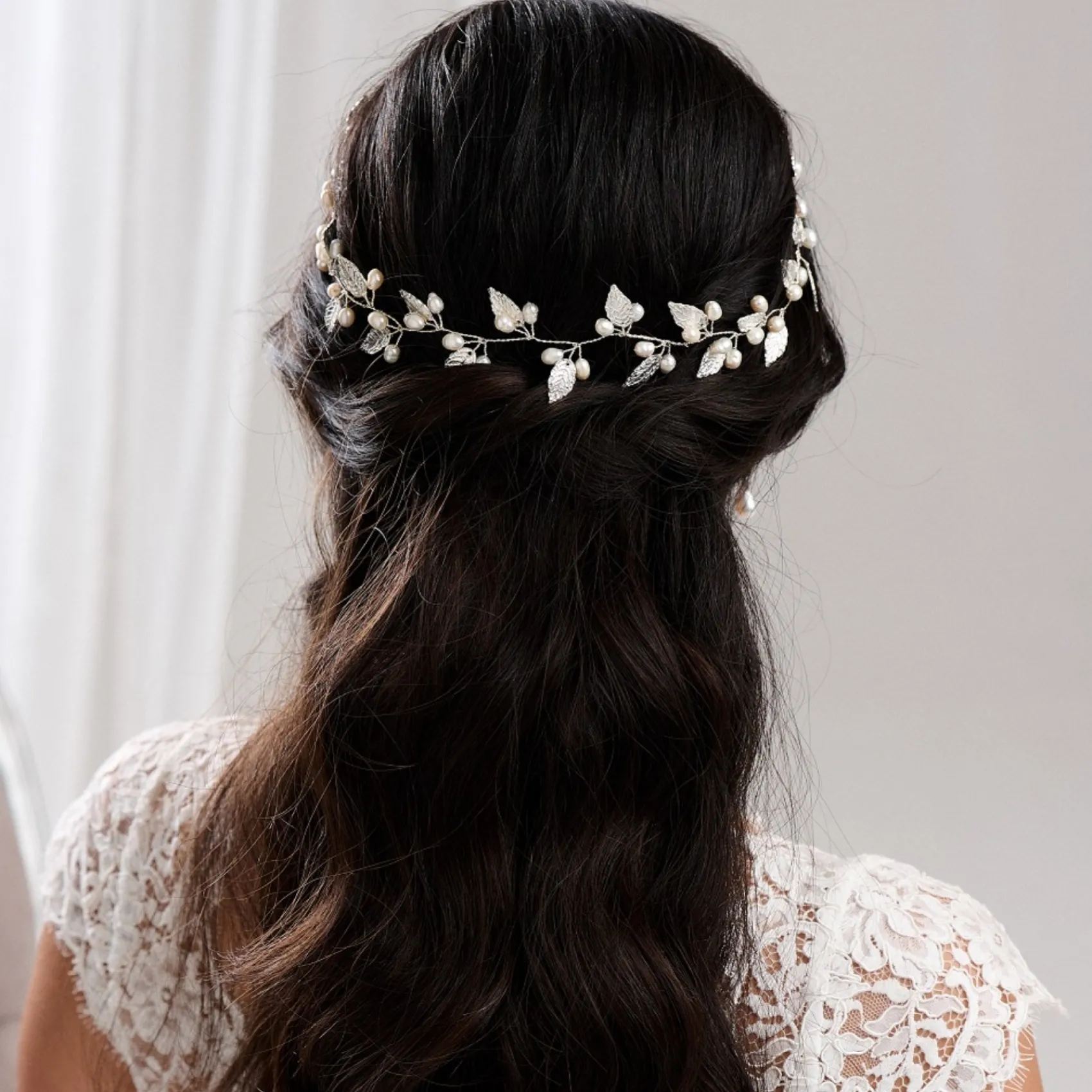 Lace & Favour Oktober Silberne Blätter und Perlen Lange Hochzeits-Haarschleife* Perlen-haarschmuck | Silberne Haar-accessoires