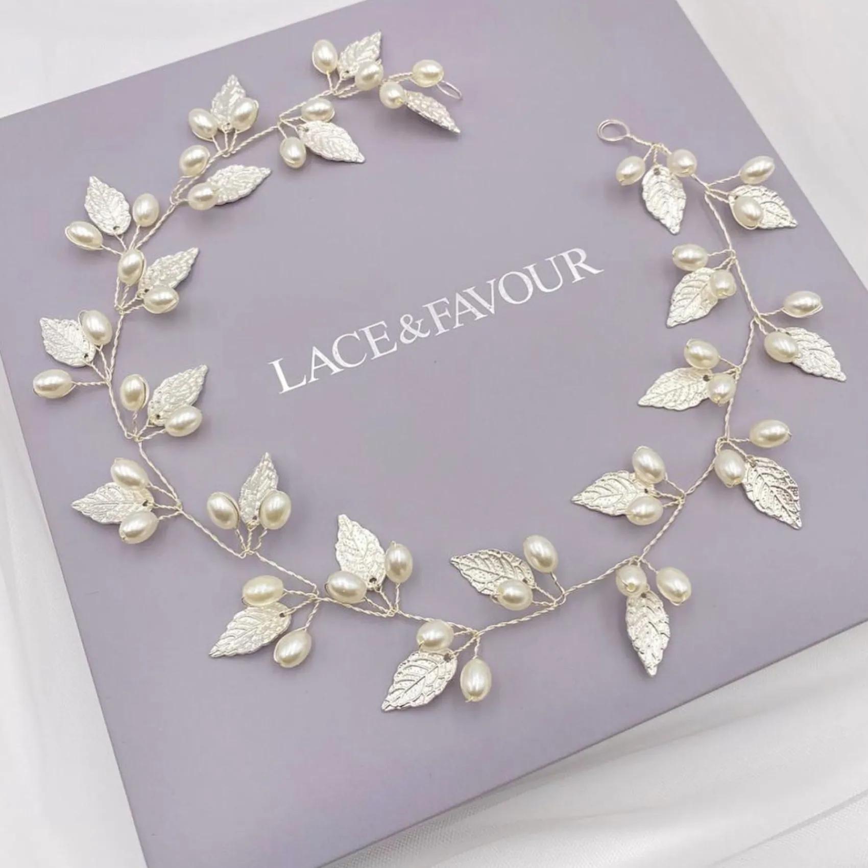 Lace & Favour Oktober Silberne Blätter und Perlen Lange Hochzeits-Haarschleife* Perlen-haarschmuck | Silberne Haar-accessoires