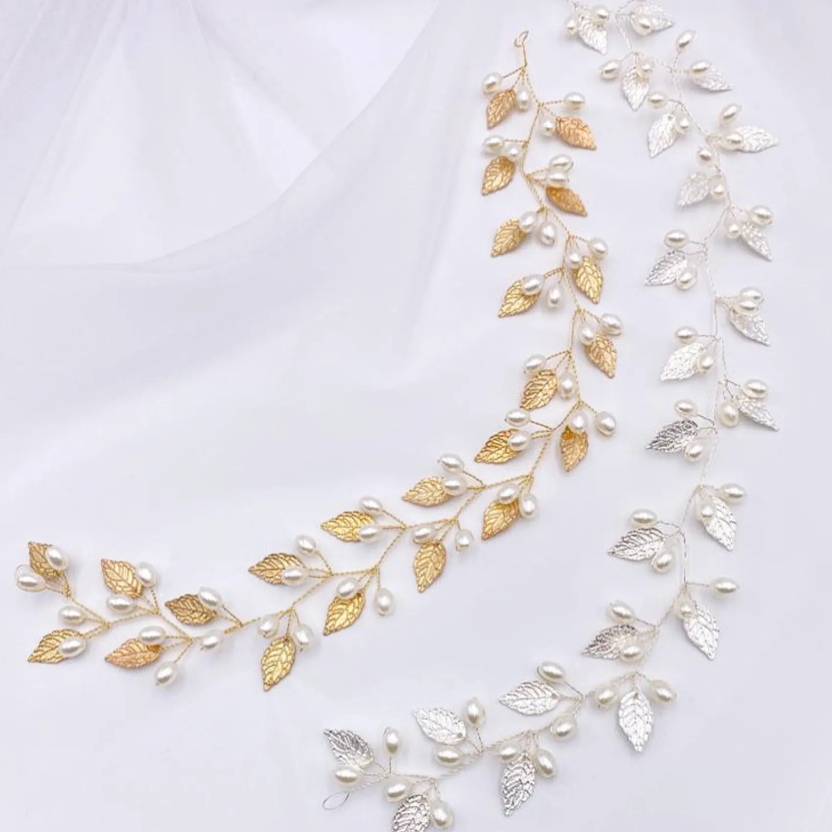 Lace & Favour Oktober Silberne Blätter und Perlen Lange Hochzeits-Haarschleife* Perlen-haarschmuck | Silberne Haar-accessoires