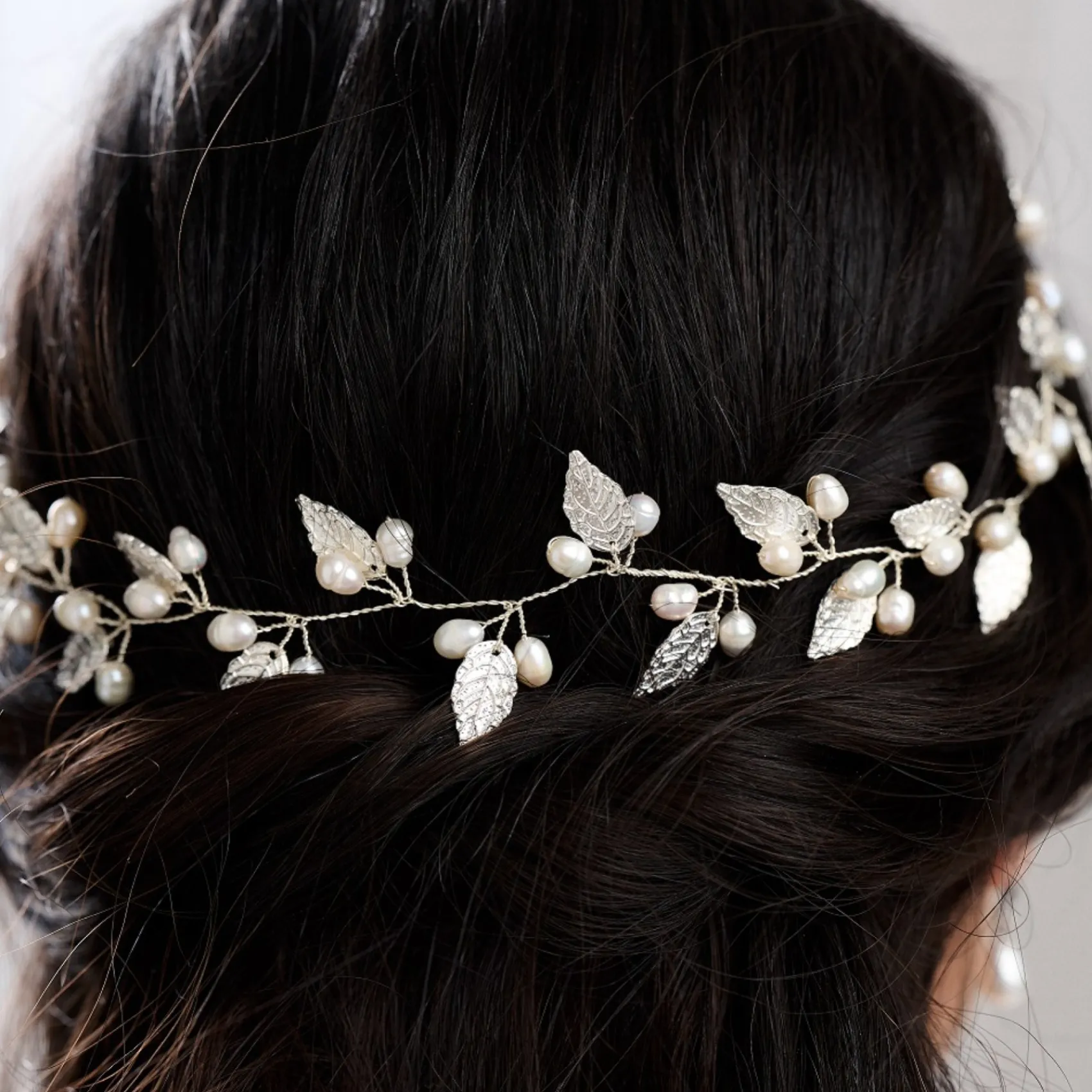 Lace & Favour Oktober Silberne Blätter und Perlen Lange Hochzeits-Haarschleife* Perlen-haarschmuck | Silberne Haar-accessoires