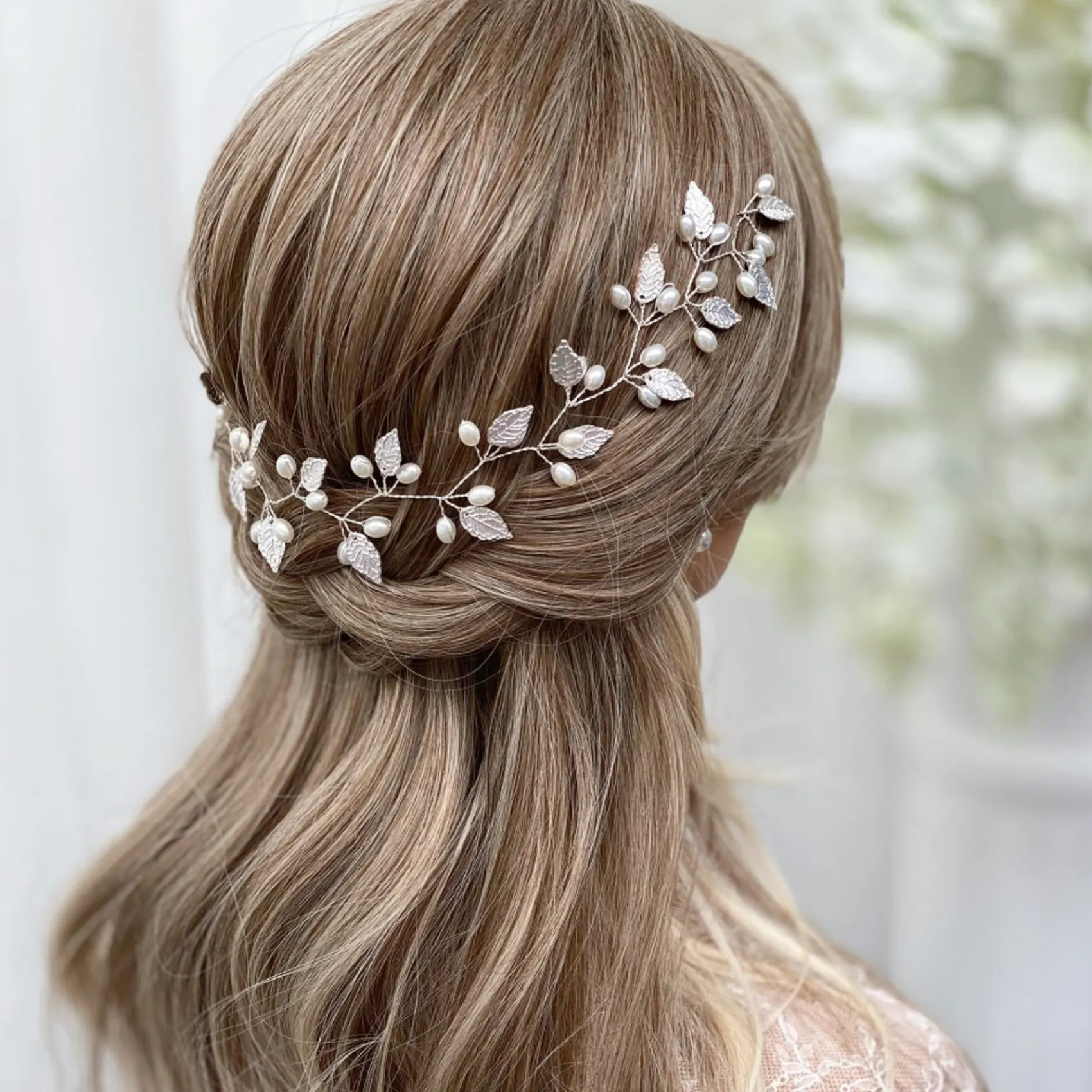 Lace & Favour Oktober Silberne Blätter und Perlen Lange Hochzeits-Haarschleife* Perlen-haarschmuck | Silberne Haar-accessoires