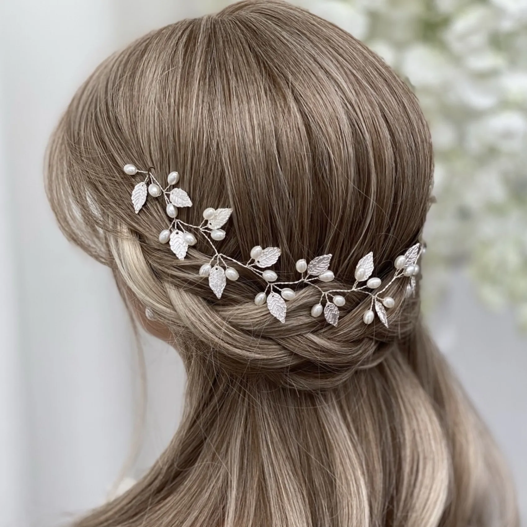 Lace & Favour Oktober Silberne Blätter und Perlen Lange Hochzeits-Haarschleife* Perlen-haarschmuck | Silberne Haar-accessoires