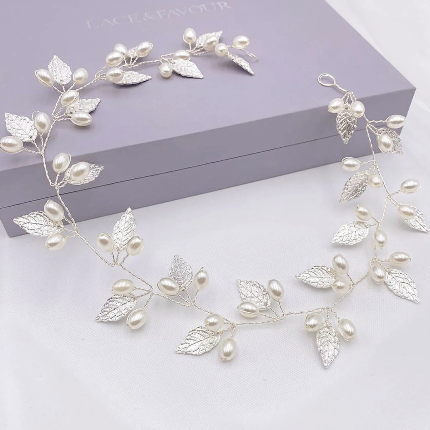 Lace & Favour Oktober Silberne Blätter und Perlen Lange Hochzeits-Haarschleife* Perlen-haarschmuck | Silberne Haar-accessoires