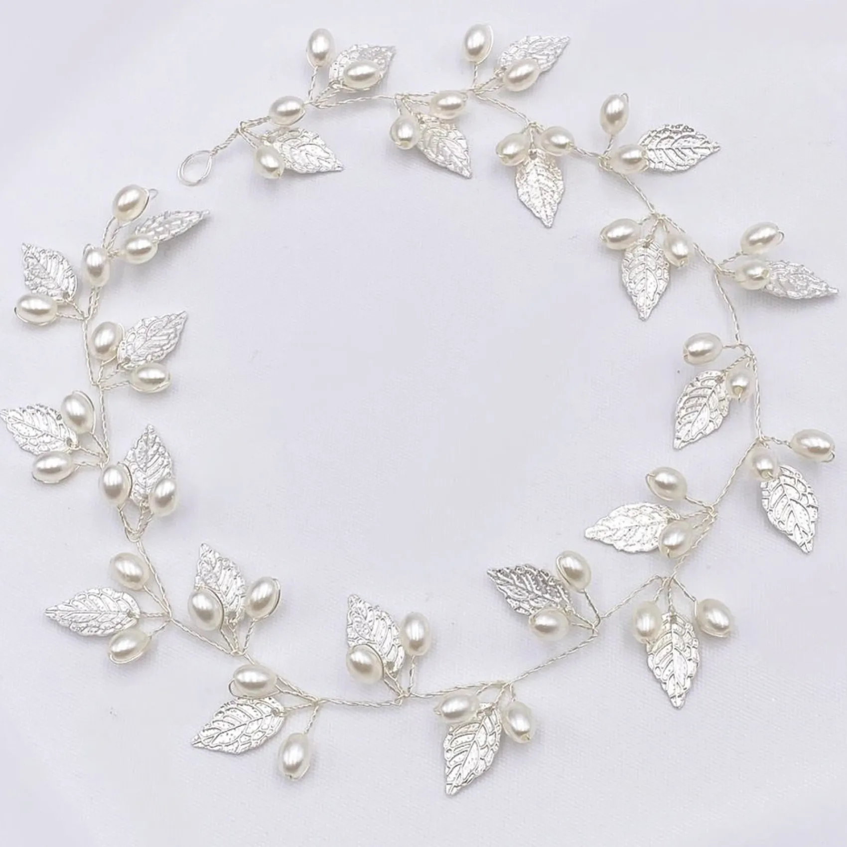 Lace & Favour Oktober Silberne Blätter und Perlen Lange Hochzeits-Haarschleife* Perlen-haarschmuck | Silberne Haar-accessoires