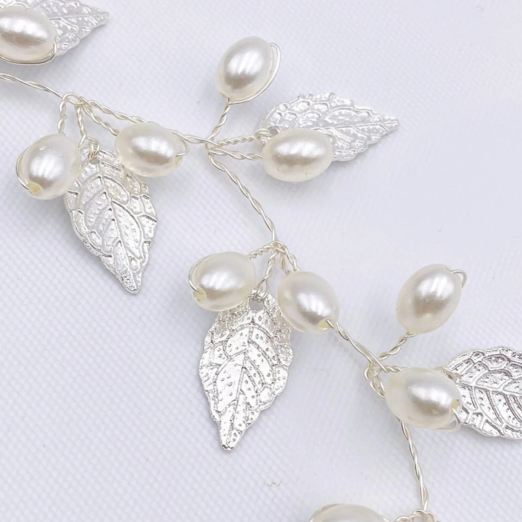 Lace & Favour Oktober Silberne Blätter und Perlen Lange Hochzeits-Haarschleife* Perlen-haarschmuck | Silberne Haar-accessoires