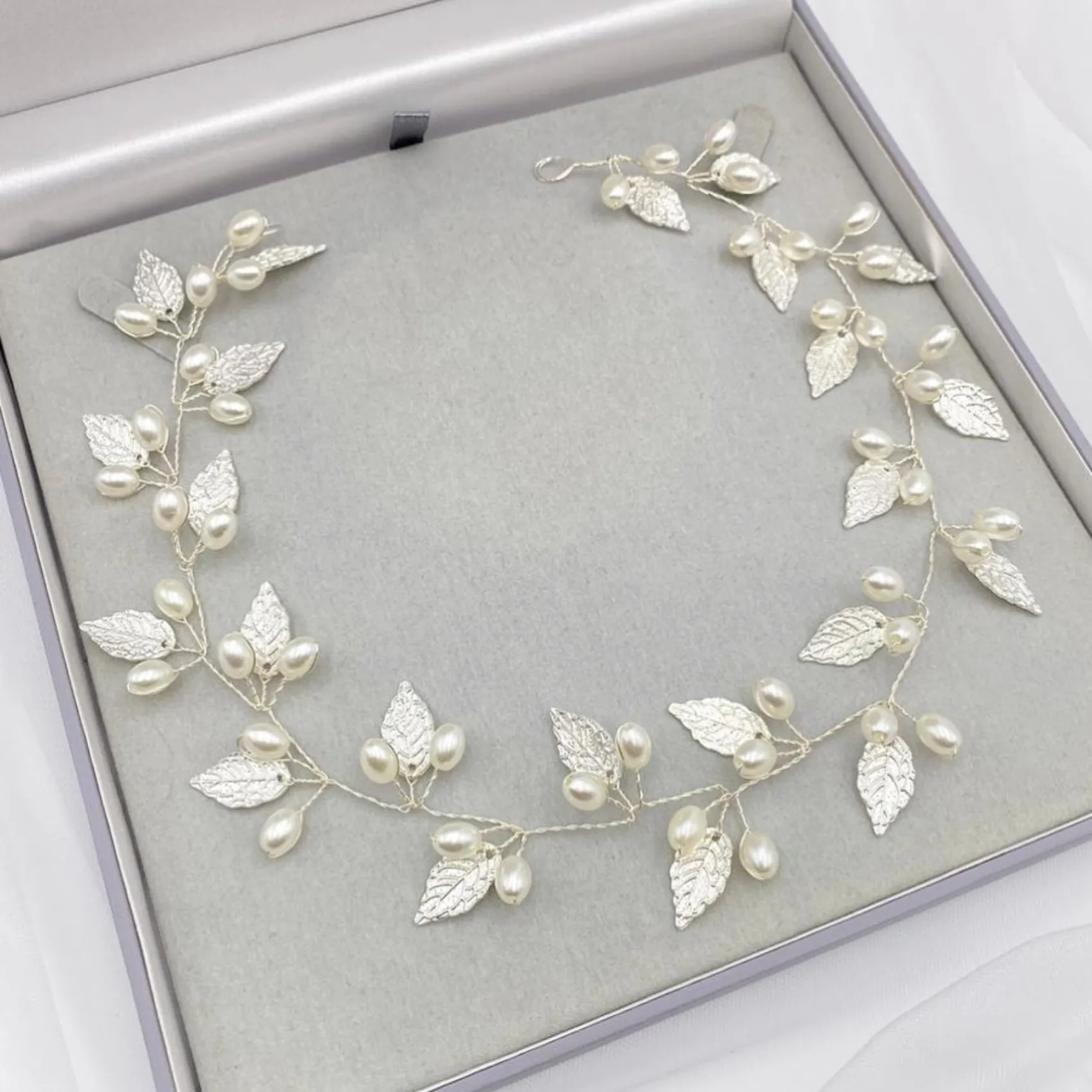 Lace & Favour Oktober Silberne Blätter und Perlen Lange Hochzeits-Haarschleife* Perlen-haarschmuck | Silberne Haar-accessoires