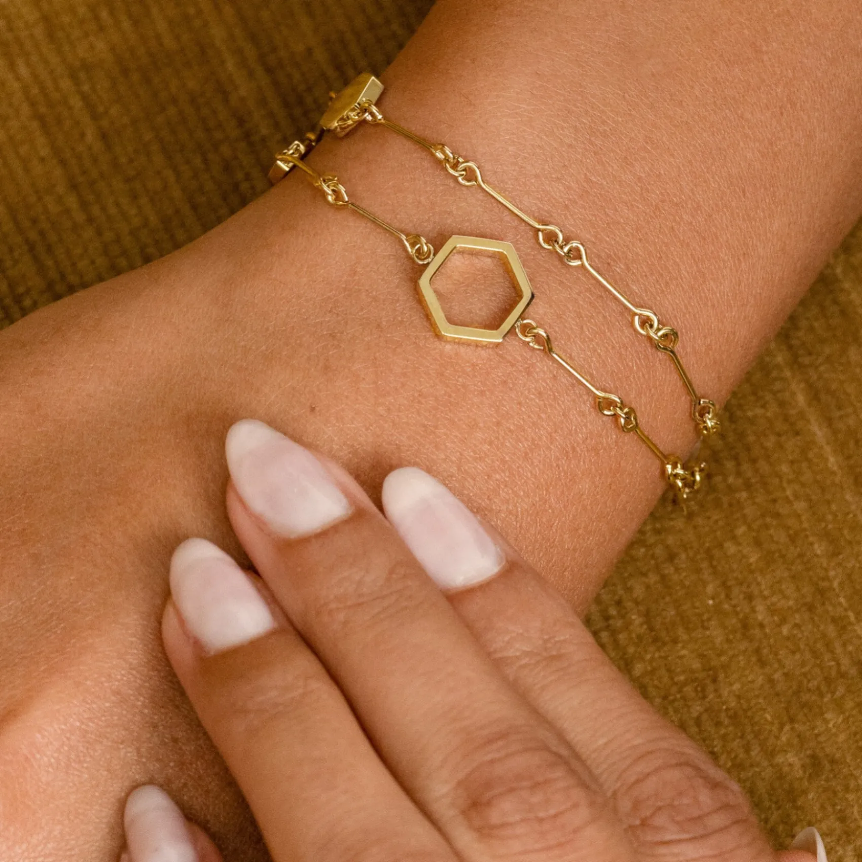 Olivia Burton Wabenförmiges, vergoldetes Doppelkettenarmband*Damen Damenschmuck | Flitterwochengeschenke