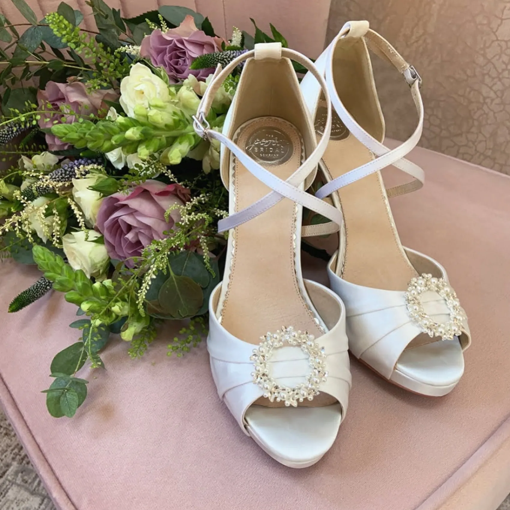Perfect Bridal Charlotte Elfenbein Satin Perlenbrosche Plateausandalen* Hochzeitsschuhe | Hochhackige Schuhe