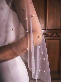 Perfect Bridal Elfenbeinfarbener einstufiger kurzer Schleier mit Perlenbesatz* Einstufige Schleier | Fingerspitzen-schleier