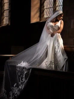 Perfect Bridal Elfenbeinfarbener einreihiger verzierter Spitzen-Kapellenschleier* Einstufige Schleier | Kapelle Länge & Kathedrale Schleier