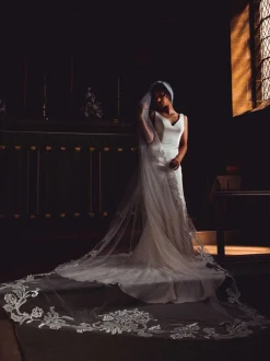 Perfect Bridal Elfenbeinfarbener einreihiger verzierter Spitzen-Kapellenschleier* Einstufige Schleier | Kapelle Länge & Kathedrale Schleier