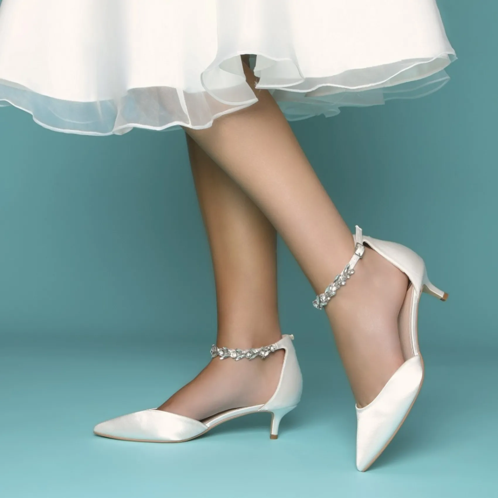Perfect Bridal Eliza Elfenbein Satin verschönert Knöchelriemen Kitten Heels* Hochzeitsschuhe | Schuhe Mit Niedrigem Absatz