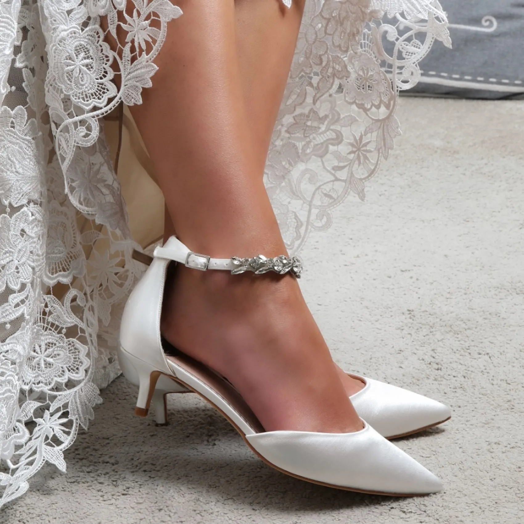 Perfect Bridal Eliza Elfenbein Satin verschönert Knöchelriemen Kitten Heels* Hochzeitsschuhe | Schuhe Mit Niedrigem Absatz