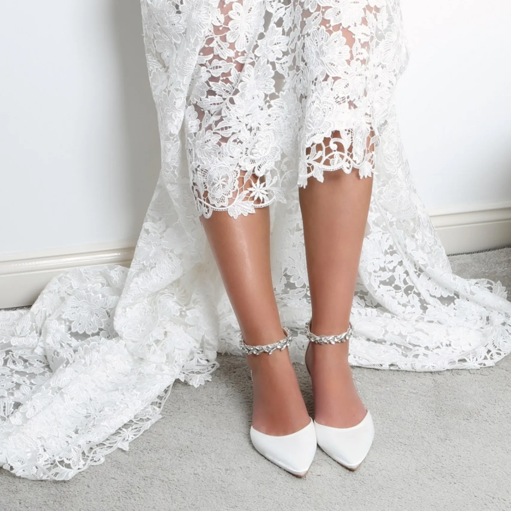 Perfect Bridal Eliza Elfenbein Satin verschönert Knöchelriemen Kitten Heels* Hochzeitsschuhe | Schuhe Mit Niedrigem Absatz