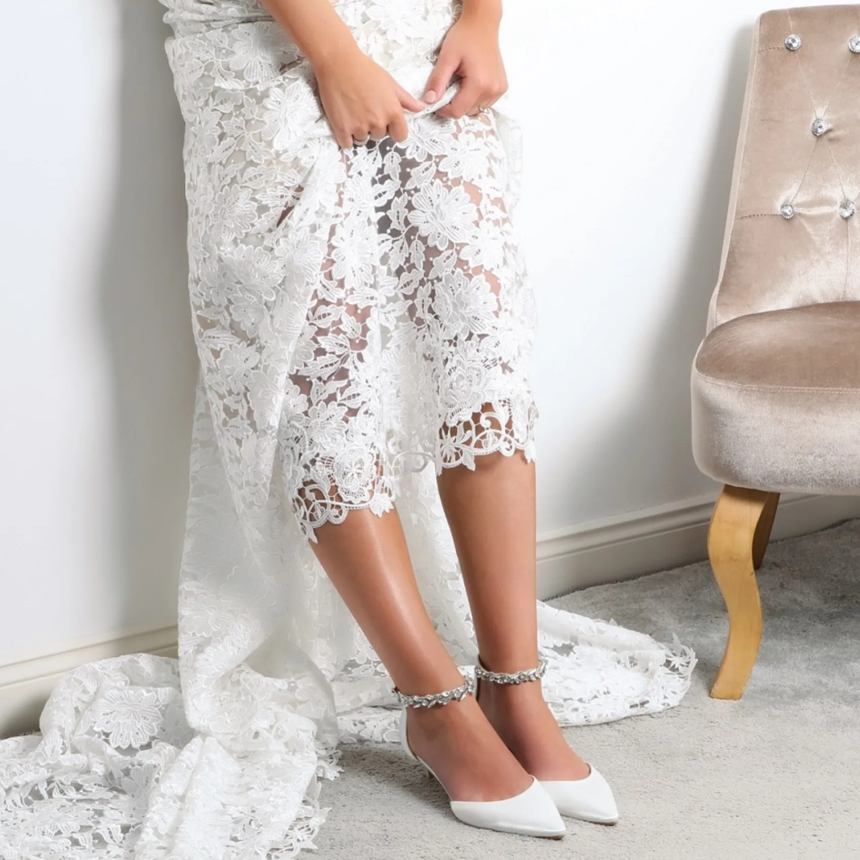 Perfect Bridal Eliza Elfenbein Satin verschönert Knöchelriemen Kitten Heels* Hochzeitsschuhe | Schuhe Mit Niedrigem Absatz