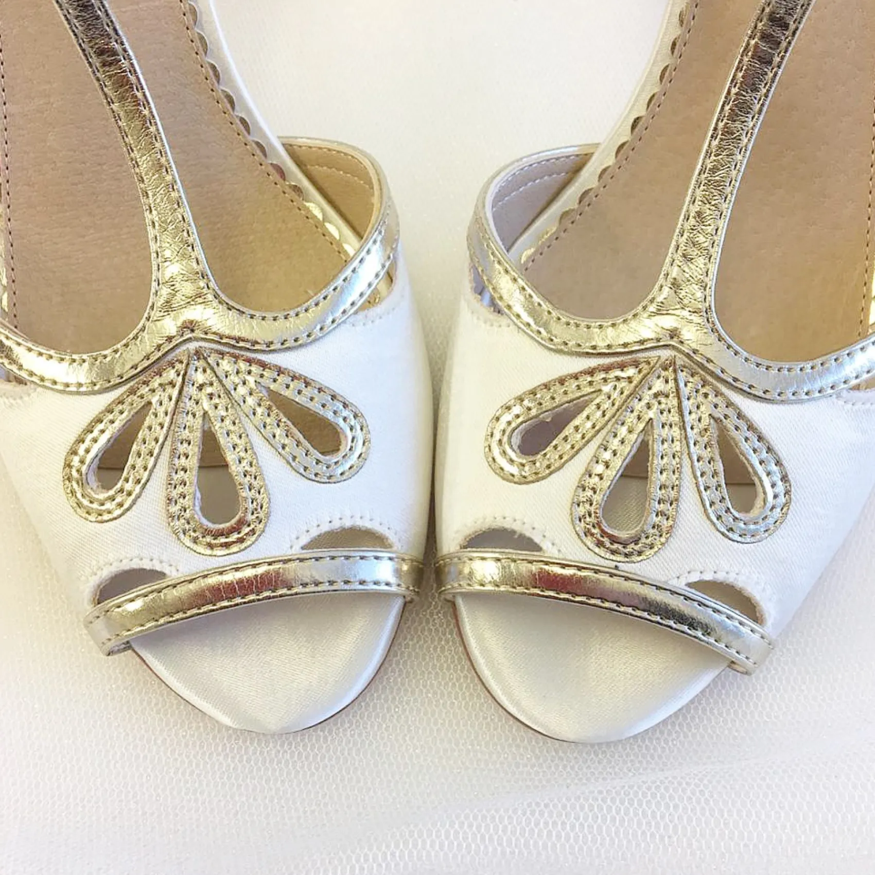 Perfect Bridal Esme Färbbare Elfenbein Satin und Gold Schimmer T-Bar Schuhe* Schuhe Für Hochzeitsgäste | Hochzeitsschuhe