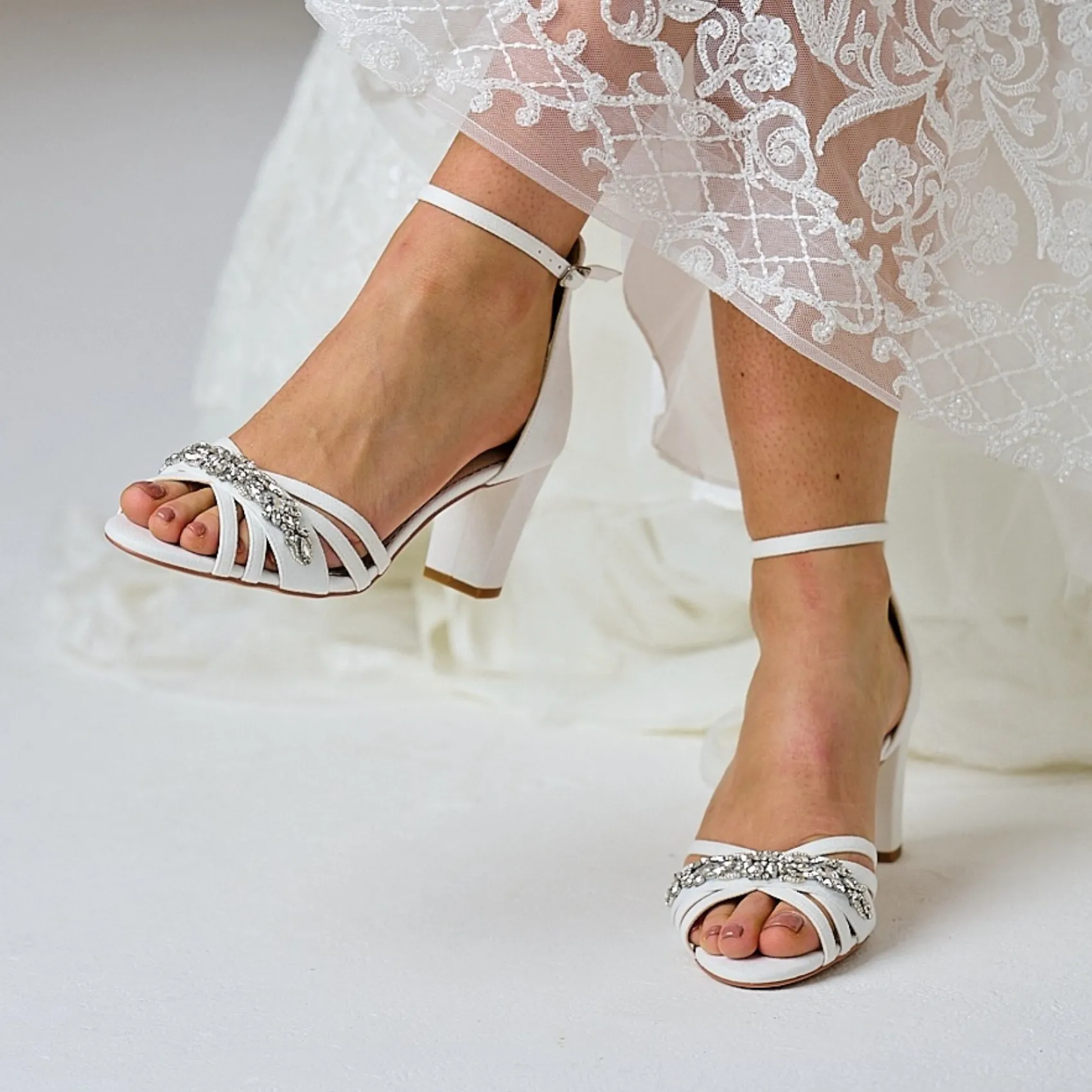 Perfect Bridal Frankie Elfenbeinfarbene Wildleder-Kristall-Blockabsatz-Sandalen* Glitzernde Ballschuhe | Weiße Ballschuhe