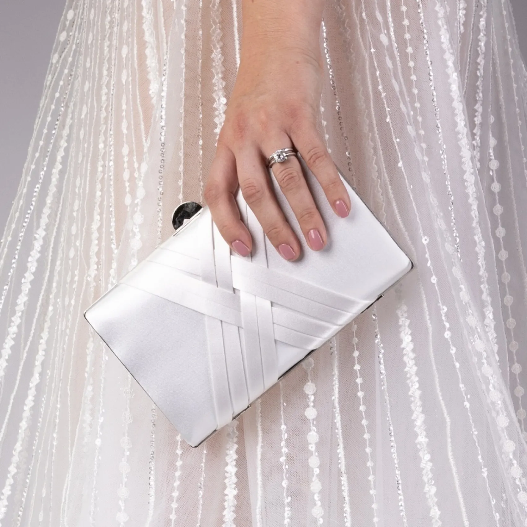 Perfect Bridal Färbbare elfenbeinfarbene Criss Cross Satin Clutch Tasche* Hochzeit Handtaschen