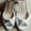 Perfect Bridal Lucinda Elfenbeinfarbene Satin Sandalen mit geknotetem Blockabsatz* Hochzeitsschuhe | Schuhe Mit Mittlerem Absatz