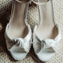 Perfect Bridal Lucinda Elfenbeinfarbene Satin Sandalen mit geknotetem Blockabsatz* Hochzeitsschuhe | Schuhe Mit Mittlerem Absatz