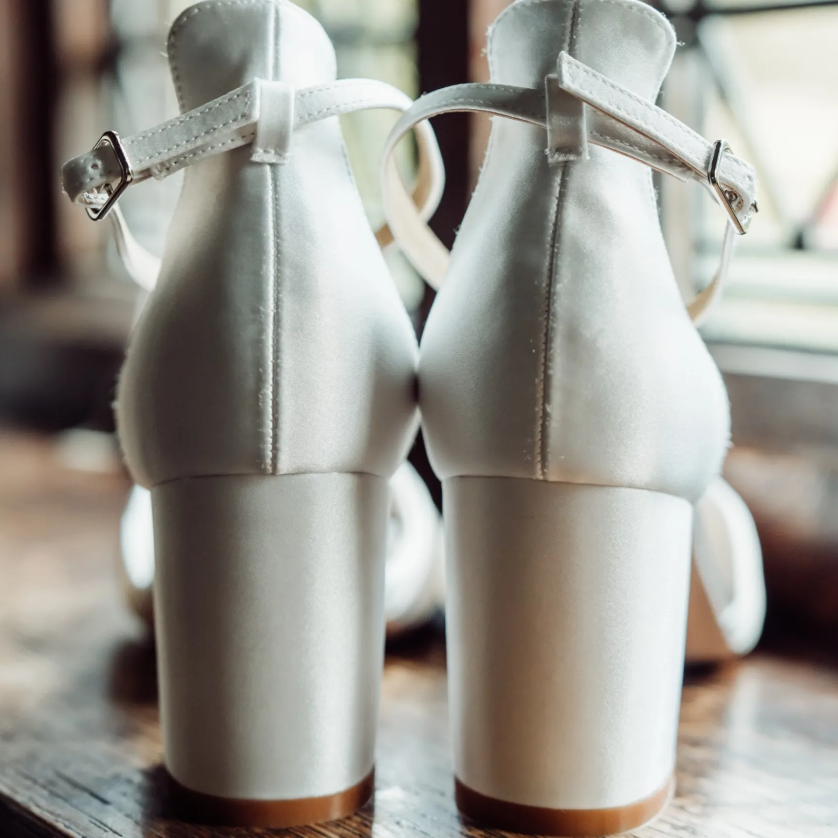 Perfect Bridal Lucinda Elfenbeinfarbene Satin Sandalen mit geknotetem Blockabsatz* Hochzeitsschuhe | Schuhe Mit Mittlerem Absatz