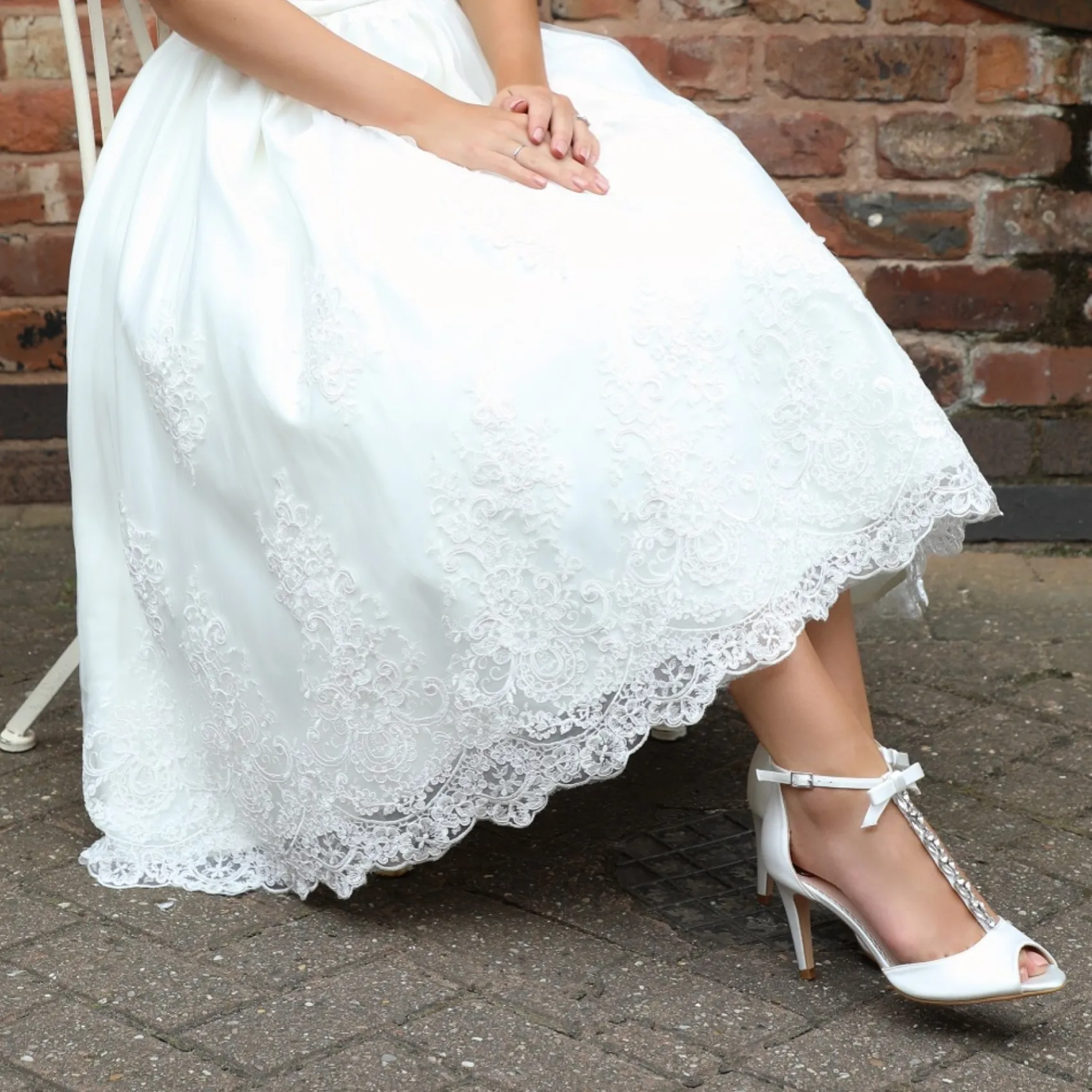 Perfect Bridal Phoenix Elfenbeinfarbene Satin-Kristall-T-Bar-Sandalen mit Detail* Hochzeitsschuhe | Hochhackige Schuhe