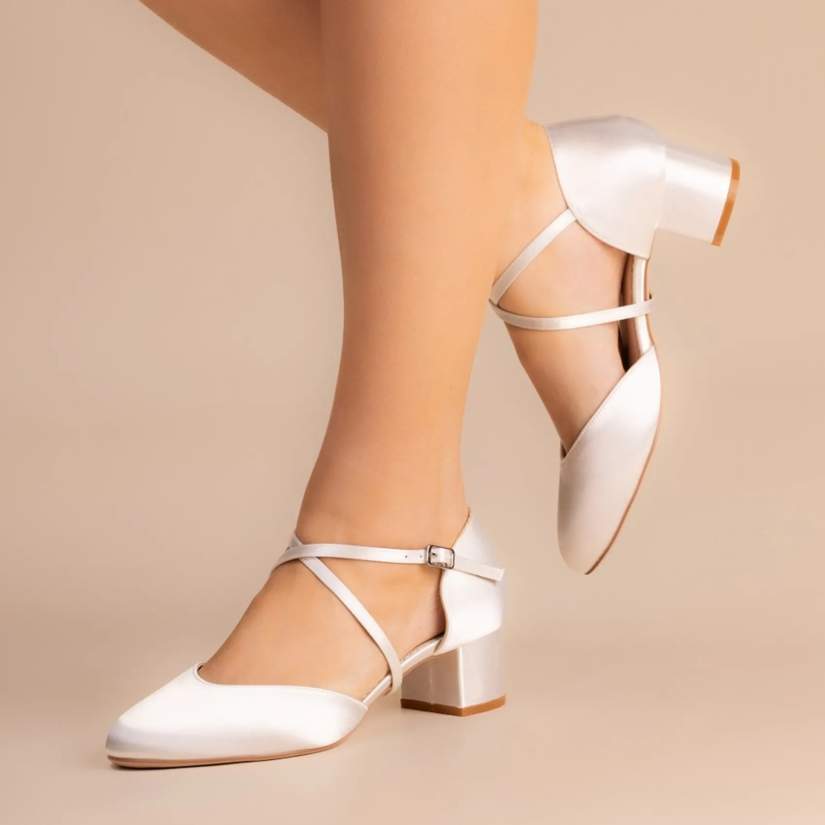 Perfect Bridal Remi Elfenbeinfarbener Satin Court mit Blockabsatz und überkreuzten Trägern* Schuhe Für Die Mutter Der Braut | Hochzeitsschuhe