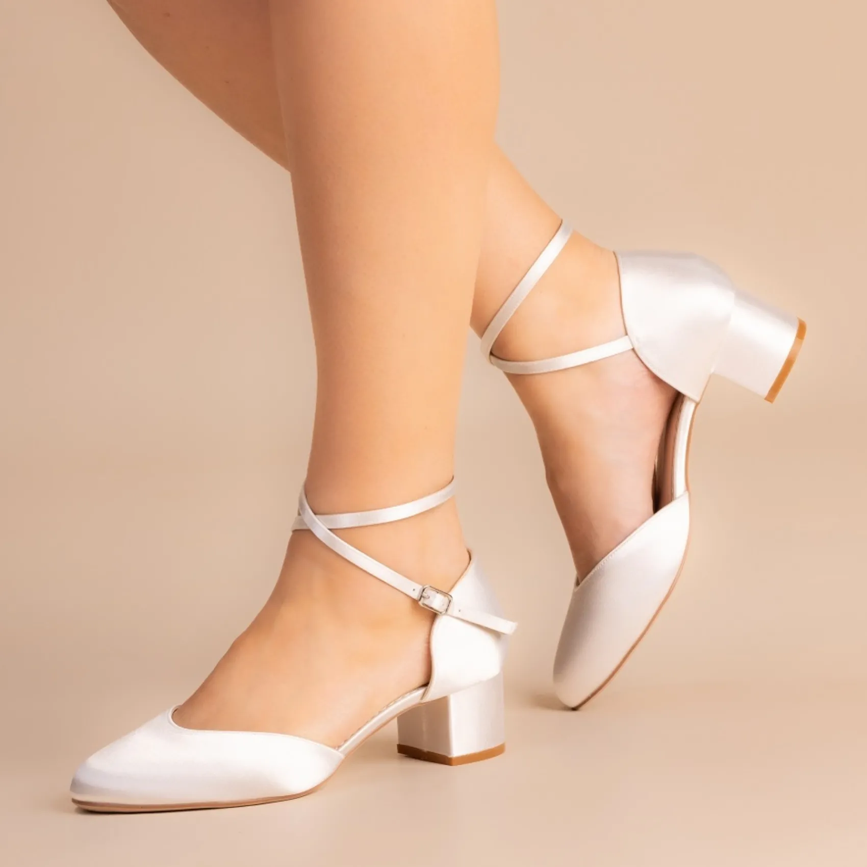 Perfect Bridal Remi Elfenbeinfarbener Satin Court mit Blockabsatz und überkreuzten Trägern* Schuhe Für Die Mutter Der Braut | Hochzeitsschuhe