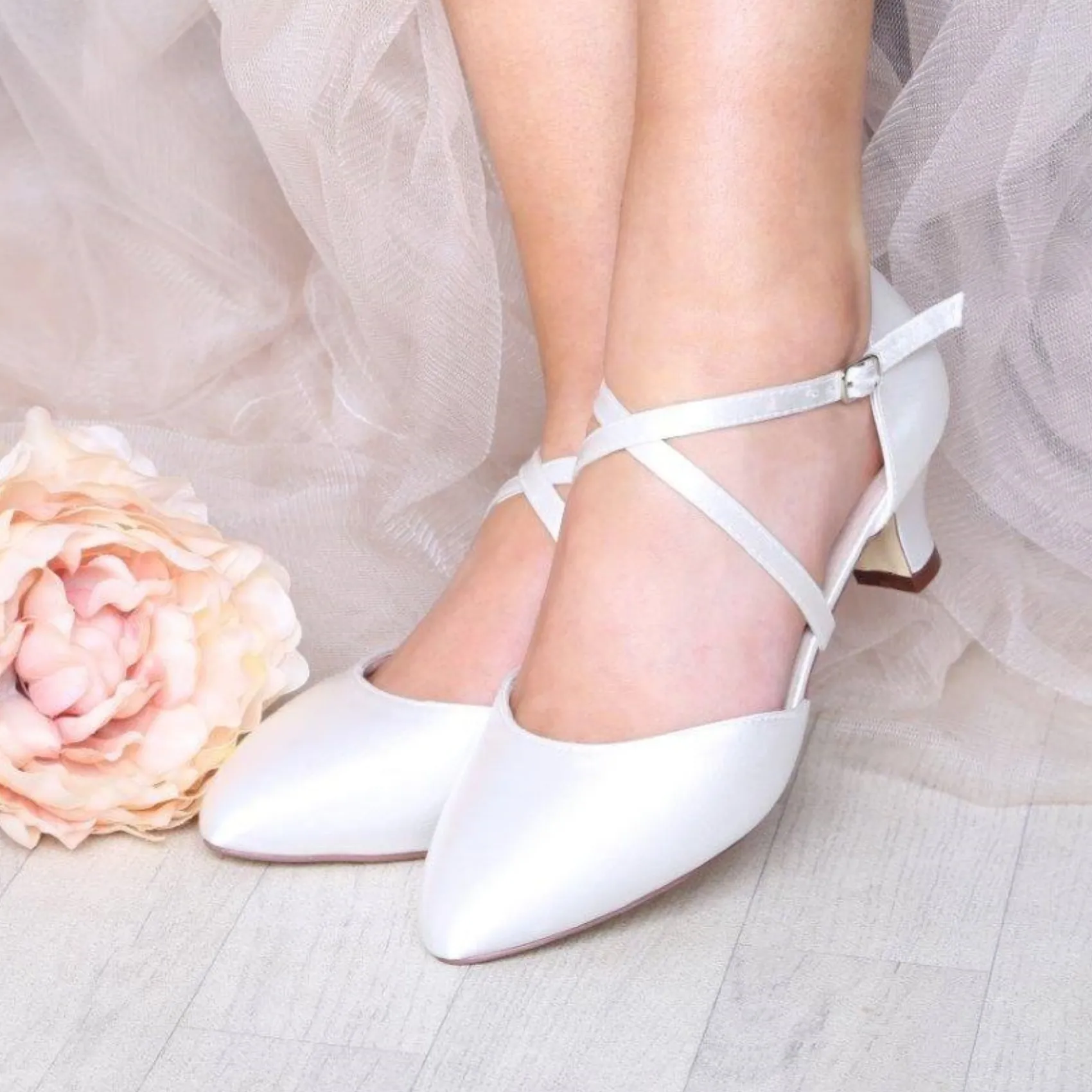 Perfect Bridal Renate Elfenbeinfarbene Satin Absatzstiefel mit Riemen (Weite Passform)* Hochzeitsschuhe | Schuhe Mit Niedrigem Absatz