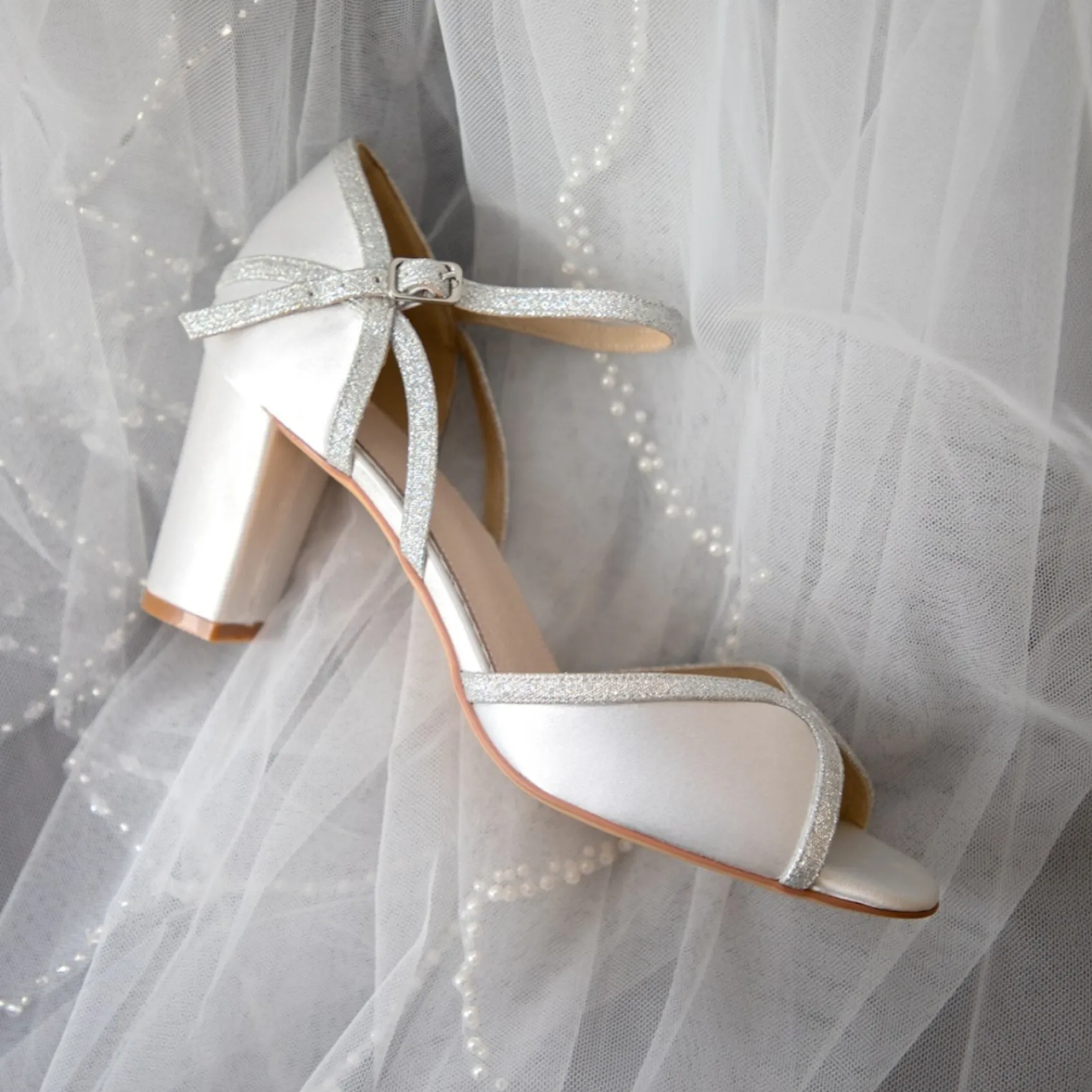 Perfect Bridal Sabrina Elfenbeinfarbener Satin & Silberner Glitzer Blockabsatz Sandalen* Hochzeitsschuhe | Schuhe Mit Mittlerem Absatz
