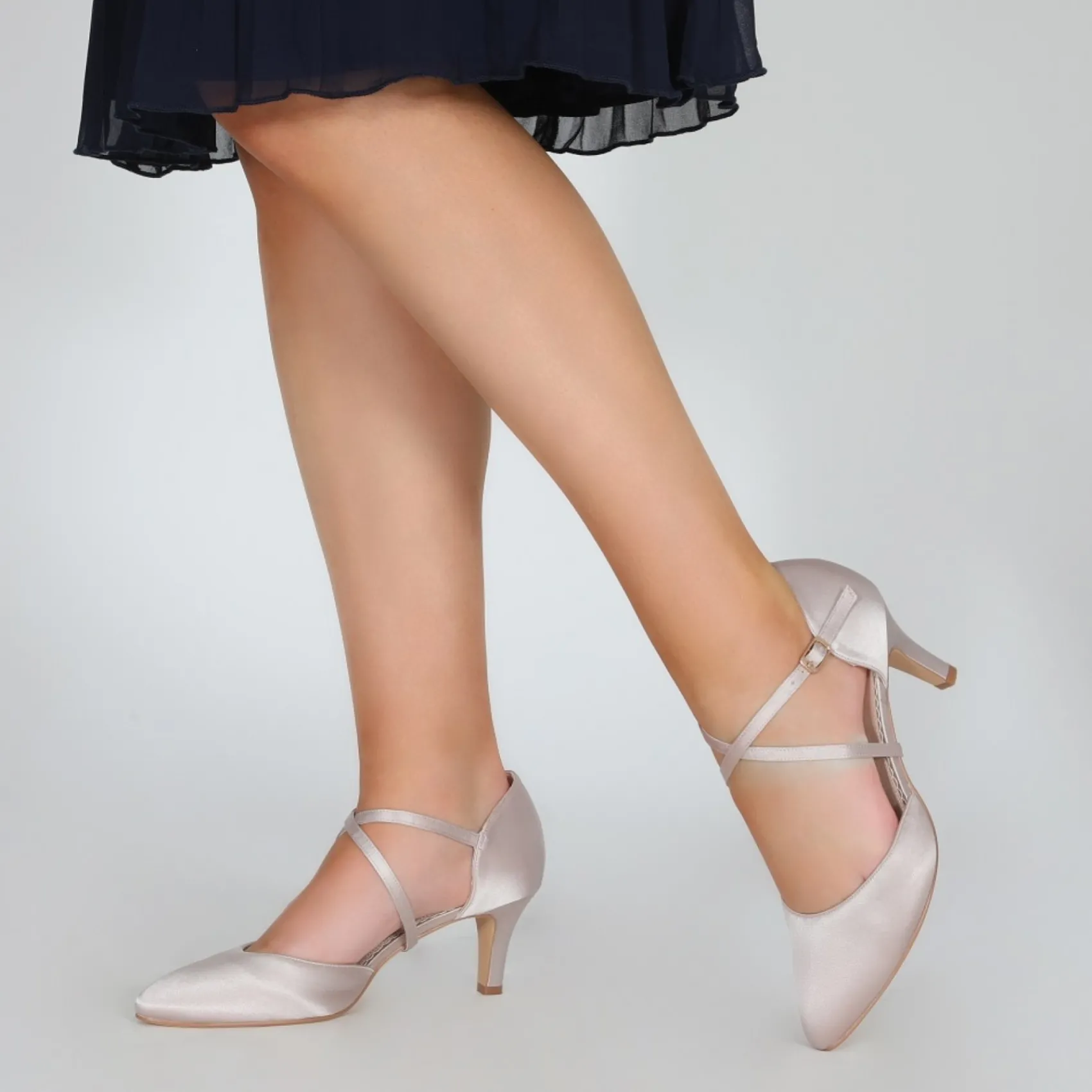 Perfect Bridal Sonya Taupe Satin Mid Heel Courts mit Crossover-Riemen* Schuhe Für Hochzeitsgäste | Schuhe Für Die Mutter Der Braut