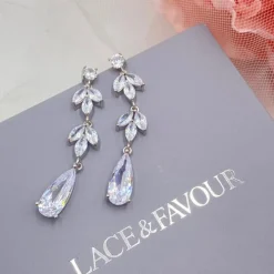 Lace & Favour Radiance Silber Lange Cubic Zirkonia Tropfen Ohrringe* Silberner Abschlussball-schmuck | Abschlussball-ohrringe