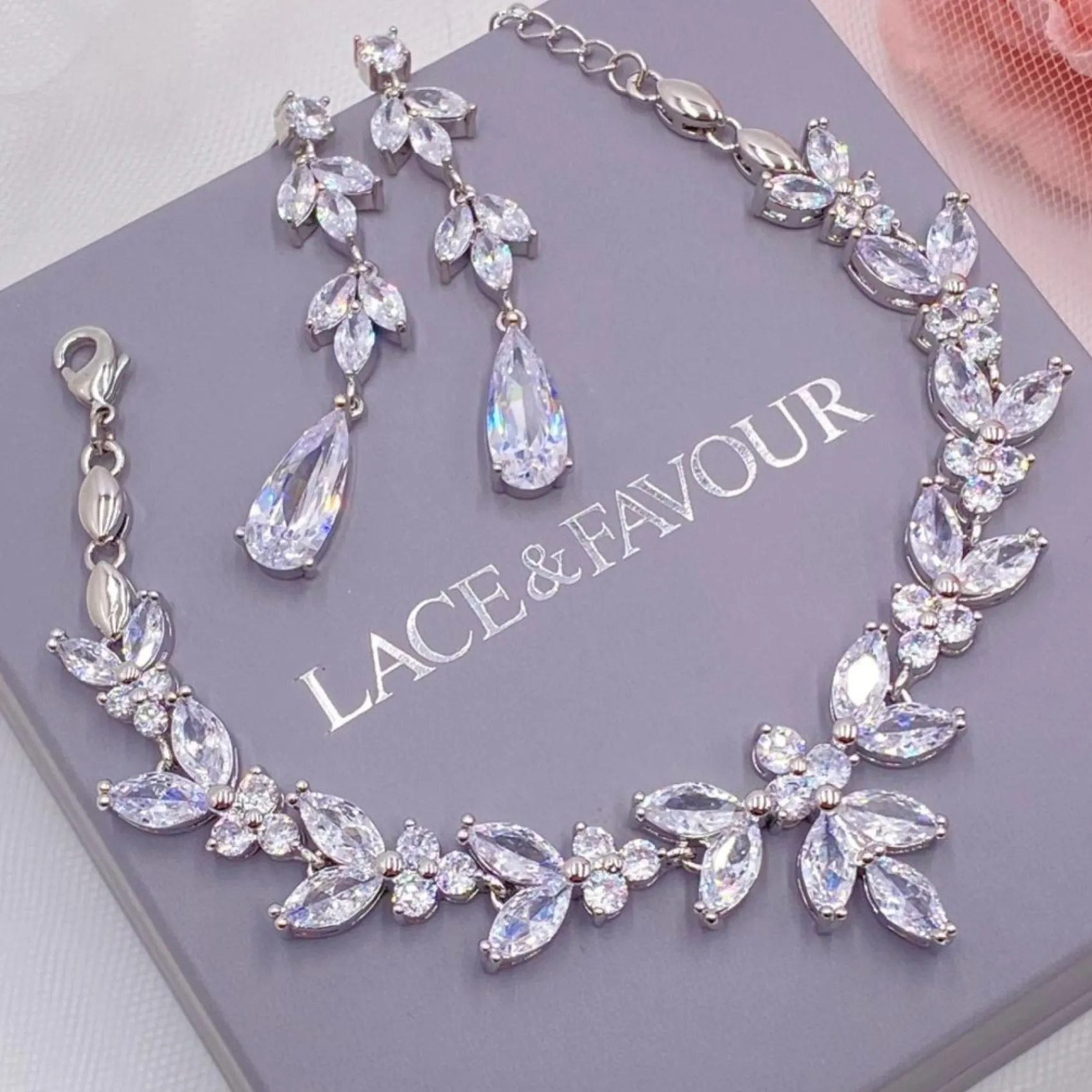 Lace & Favour Radiance Silber Lange Cubic Zirkonia Tropfen Ohrringe* Silberner Abschlussball-schmuck | Abschlussball-ohrringe