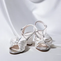 Rainbow Club Arabella Elfenbeinfarbene Satin Sandalen mit asymmetrischer Schleife und Blockabsatz* Hochzeitsschuhe | Schuhe Mit Mittlerem Absatz