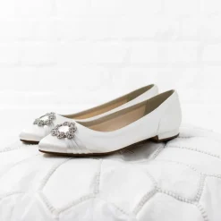 Rainbow Club Dulcie Färbbare elfenbeinfarbene Satin Pumps mit Kristallbrosche* Hochzeitsschuhe | Schuhe Zum Färben