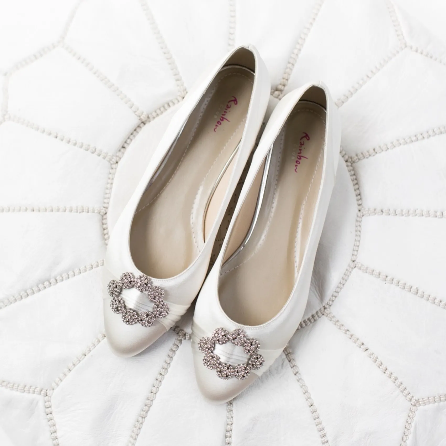 Rainbow Club Dulcie Färbbare elfenbeinfarbene Satin Pumps mit Kristallbrosche* Hochzeitsschuhe | Schuhe Zum Färben