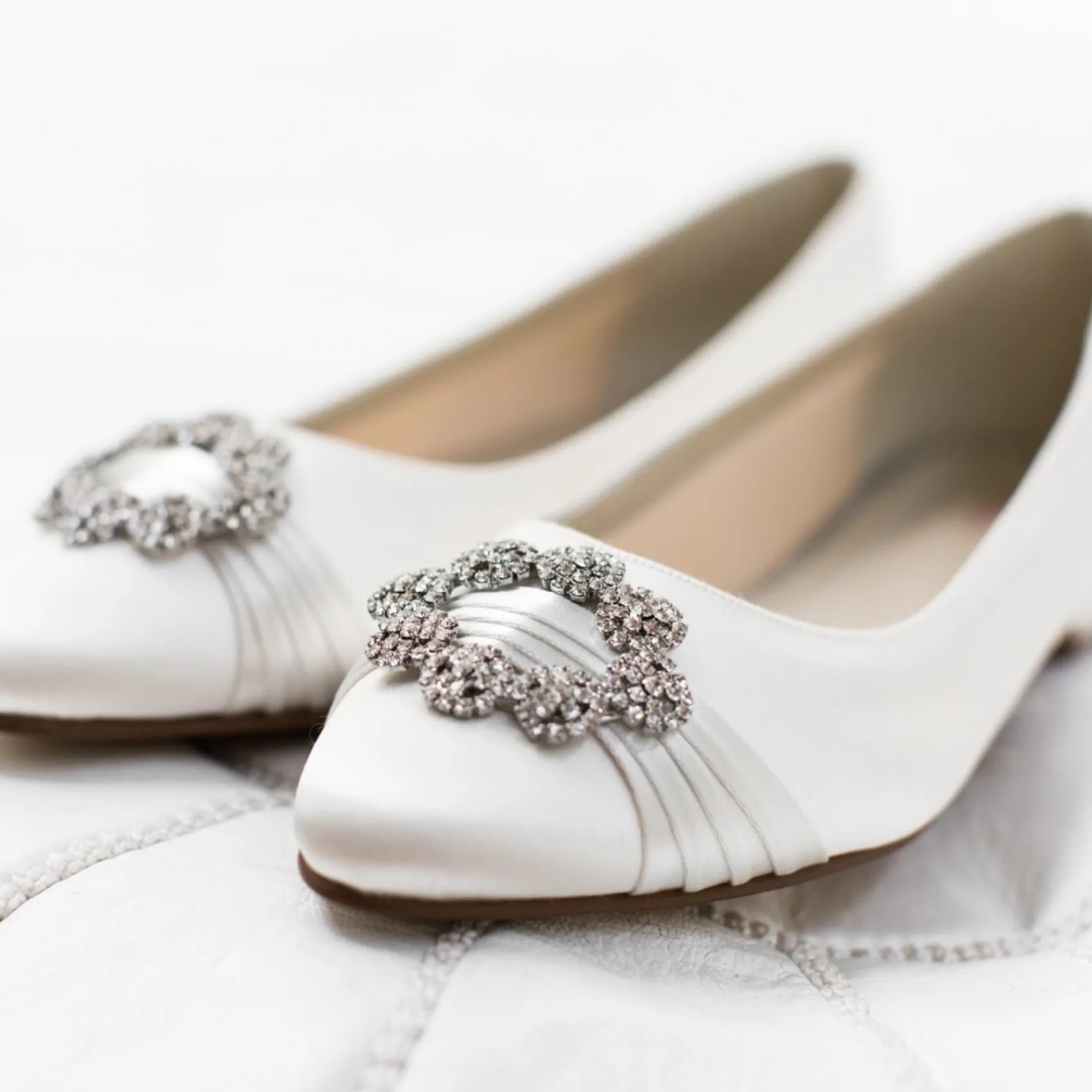 Rainbow Club Dulcie Färbbare elfenbeinfarbene Satin Pumps mit Kristallbrosche* Hochzeitsschuhe | Schuhe Zum Färben