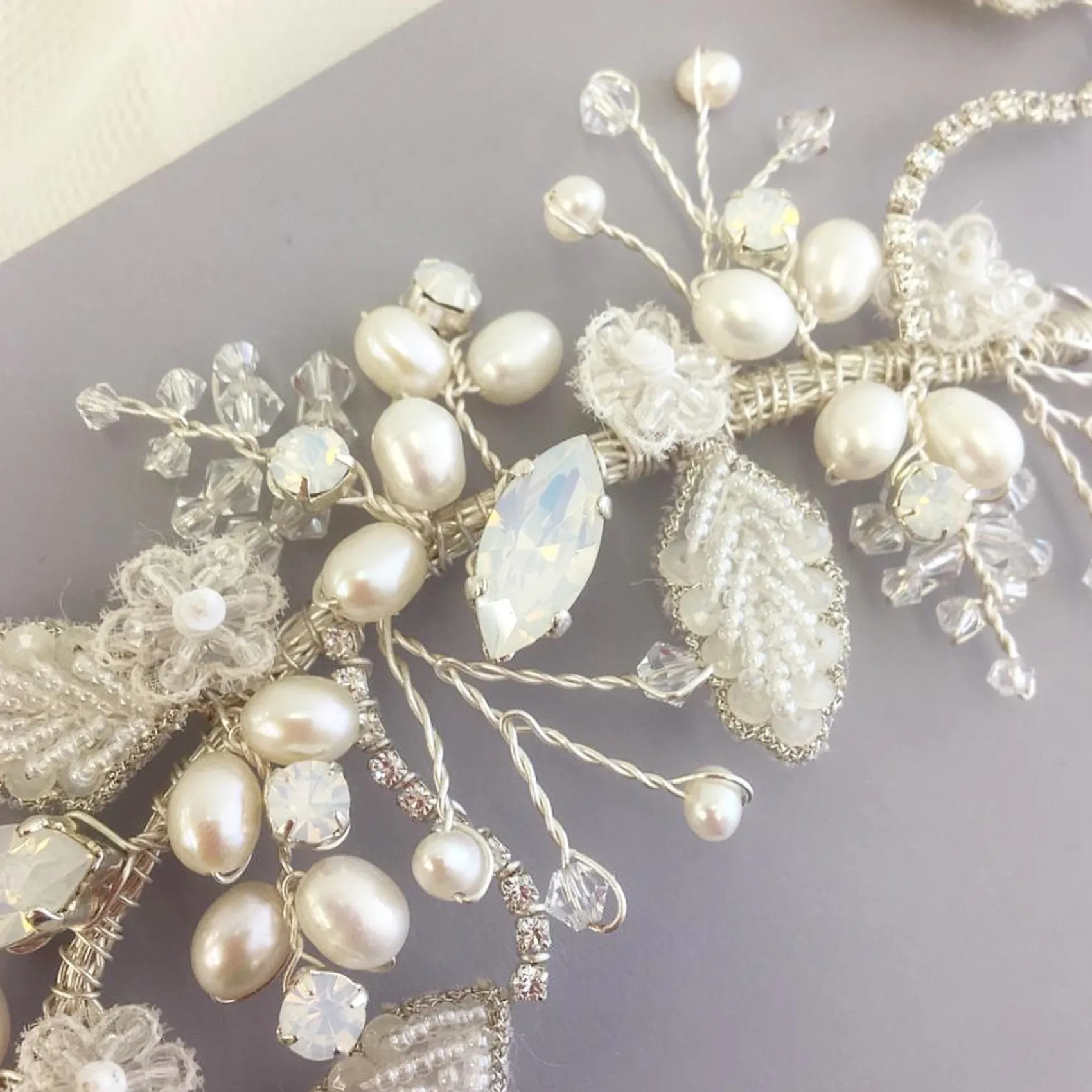 Beads & Beyond Rebekah Haarsträhne mit Süßwasserperlen und Opalkristall in Blumenform* Perlen-haarschmuck | Silberne Haar-accessoires