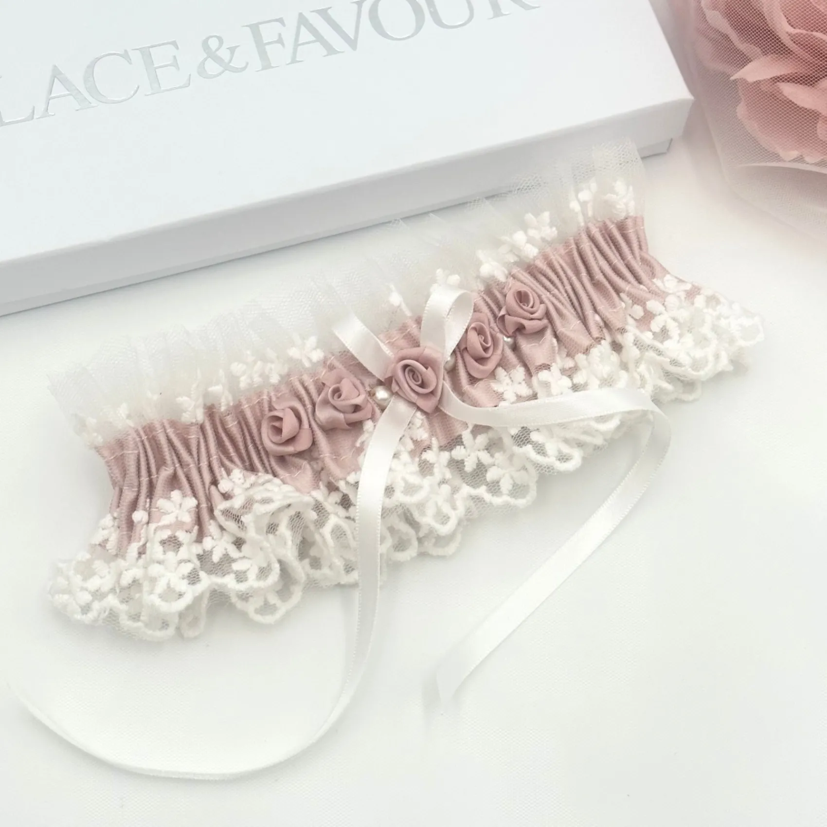 Boudoir Couture Rhapsody Blush Seide und Elfenbein Vintage Spitze Strumpfband mit Rose Detail* Geschenke Für Die Braut | Strumpfbänder Für Bräute
