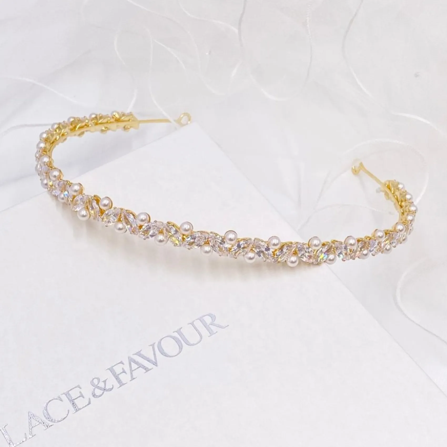 Lace & Favour Rochelle Gold Schmales Stirnband mit Kristall und Perlen* Abschlussball-haarbänder & Tiaras | Perlen-haarschmuck