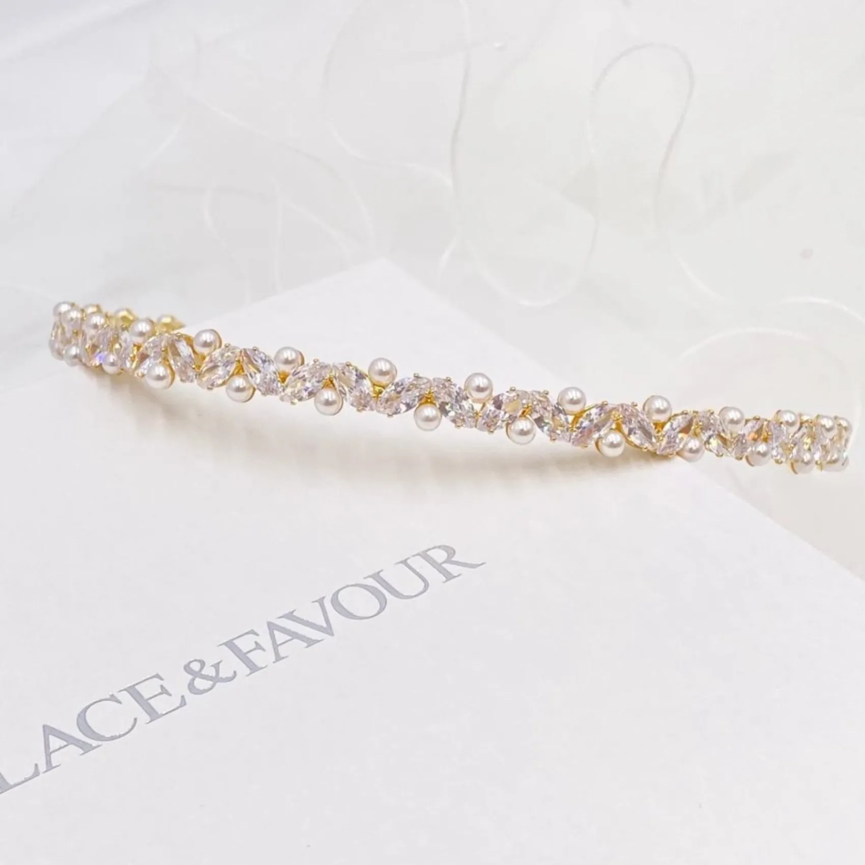 Lace & Favour Rochelle Gold Schmales Stirnband mit Kristall und Perlen* Abschlussball-haarbänder & Tiaras | Perlen-haarschmuck